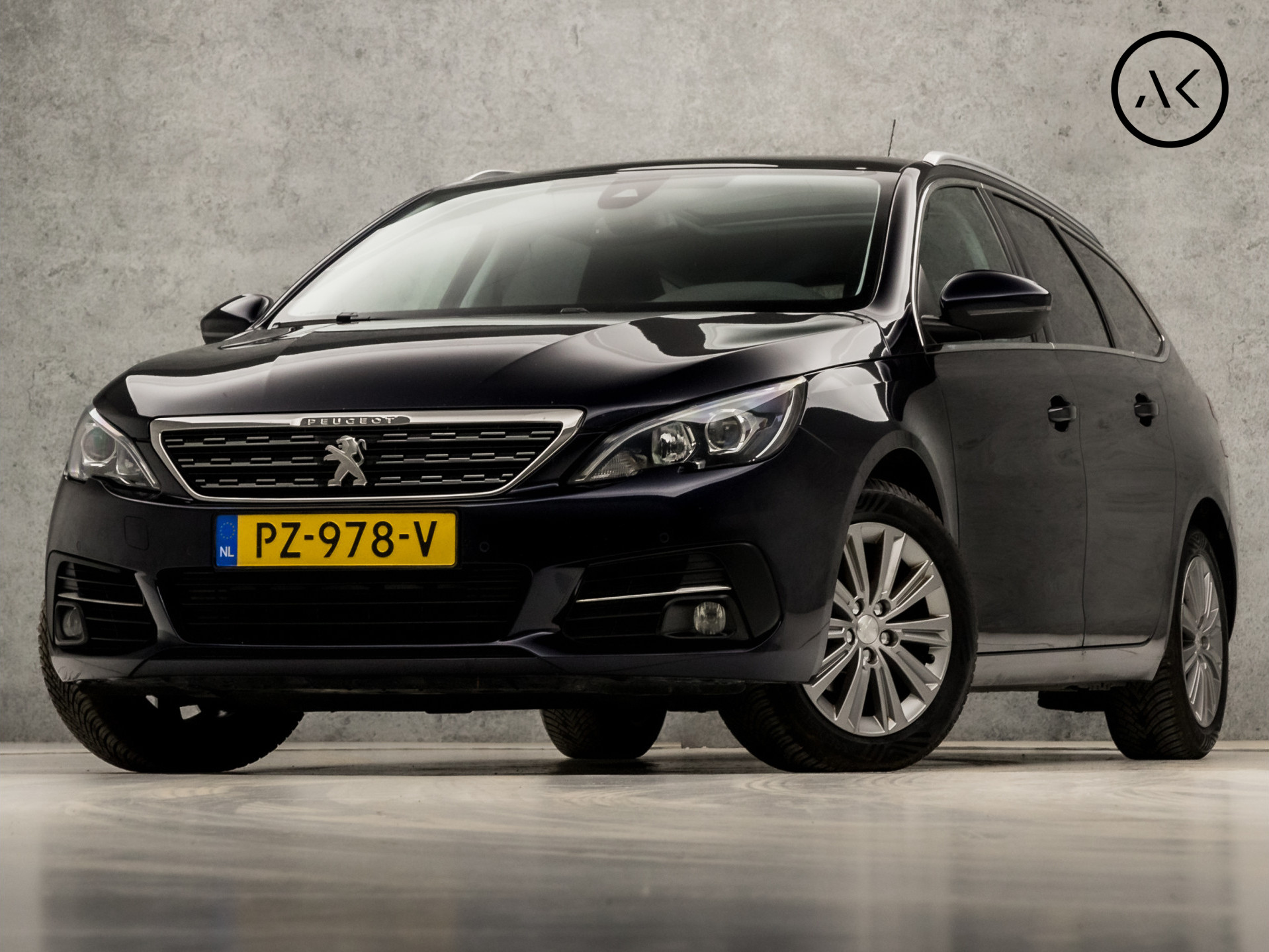 Peugeot 308 SW 1.2 PureTech Premium Sport Automaat (PANORAMADAK, APPLE CARPLAY, NAVIGATIE, LEDER, 360 CAMERA, SPORTSTOELEN, GETINT GLAS, CRUISE, NIEUWE APK, NIEUWSTAAT)