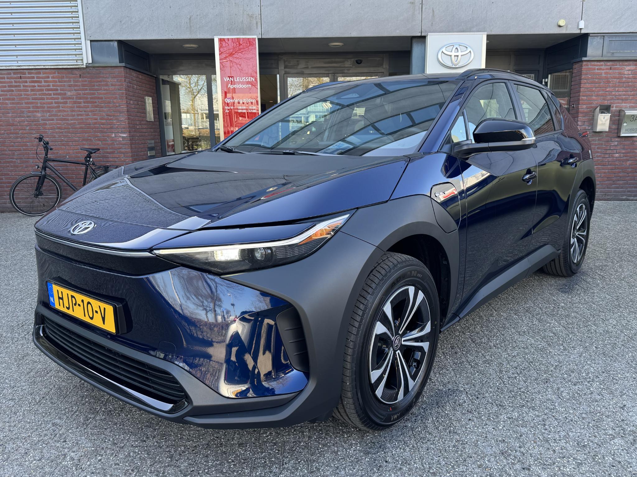 Toyota bZ4X 71 kWh ACTIEPRIJS €39.900 WAS €45.995!! DIRECT LEVERBAAR WARMTEPOMP 3-FASE LADEN 150 kW 18' LM-VELGEN KEYLESS CAMERA APPLE/ANDROID AD-CRUISE CLIMA