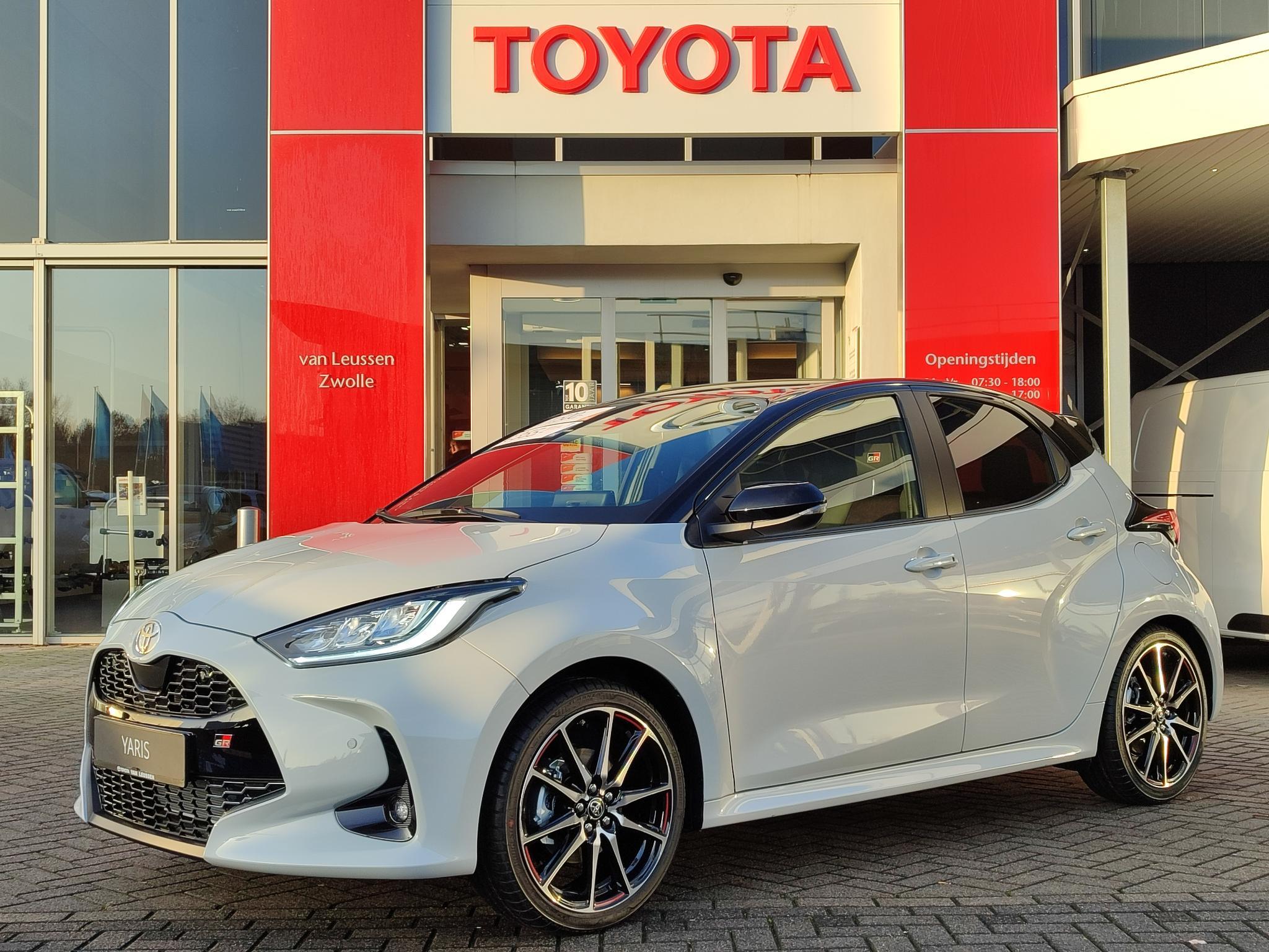 Toyota Yaris 1.5 HYBRID 130 GR-SPORT PLUS NIEUW DIRECT RIJDEN! PANODAK STUUR/STOELVERW 18" LM-VELGEN SPORTONDERSTEL SPORTSTOELEN DODEHOEKDETECTIE LED SMART KEY