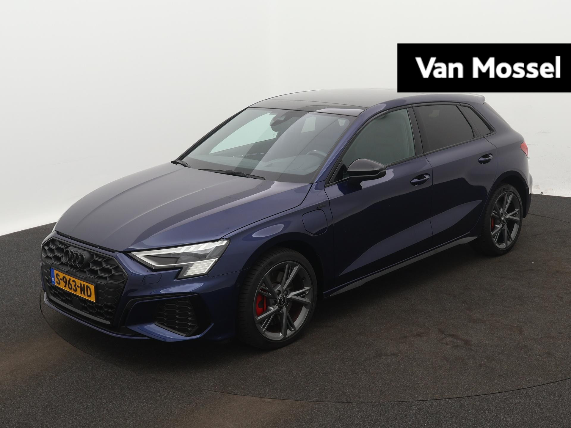 Audi A3 Sportback 45 TFSI e S edition Competition 245 PK | S-line | Navigatie | Panoramadak | Trekhaak | Leder | Adaptive Cruise Control | Climate Control | Virtual Cockpit | LED Matrix | Lichtmetalen velgen | Privacy glass |