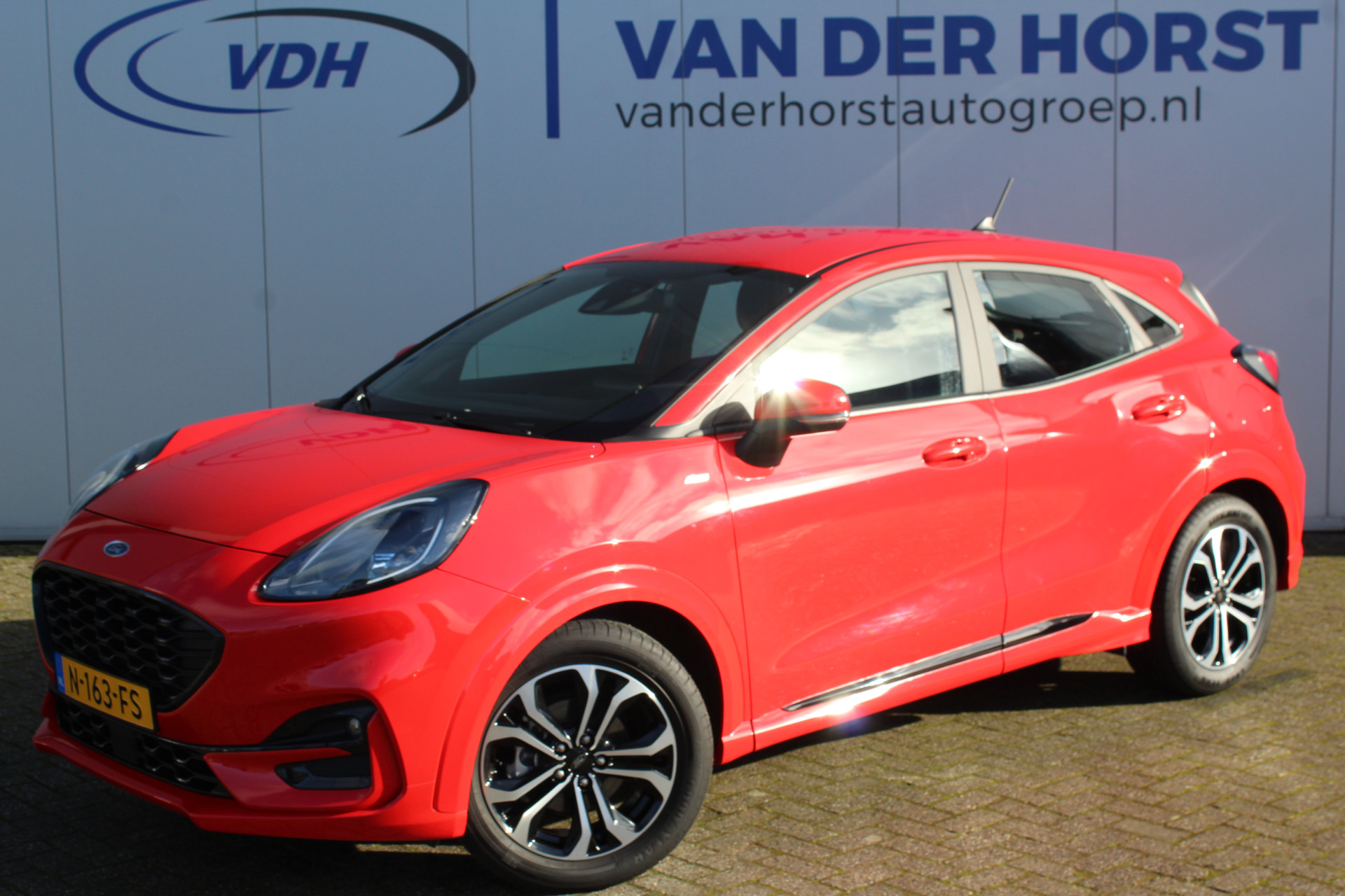 Ford Puma 1.0-125pk EcoBoost Mild-Hybrid ST-Line. Slechts 17.500km ! Volautm. airco, navigatie, telefoonvoorb., digitaal dashboard, cruise control, LM wielen, parkeersensoren, stoel-, stuur- en voorraamverwarming, trekhaak etc.