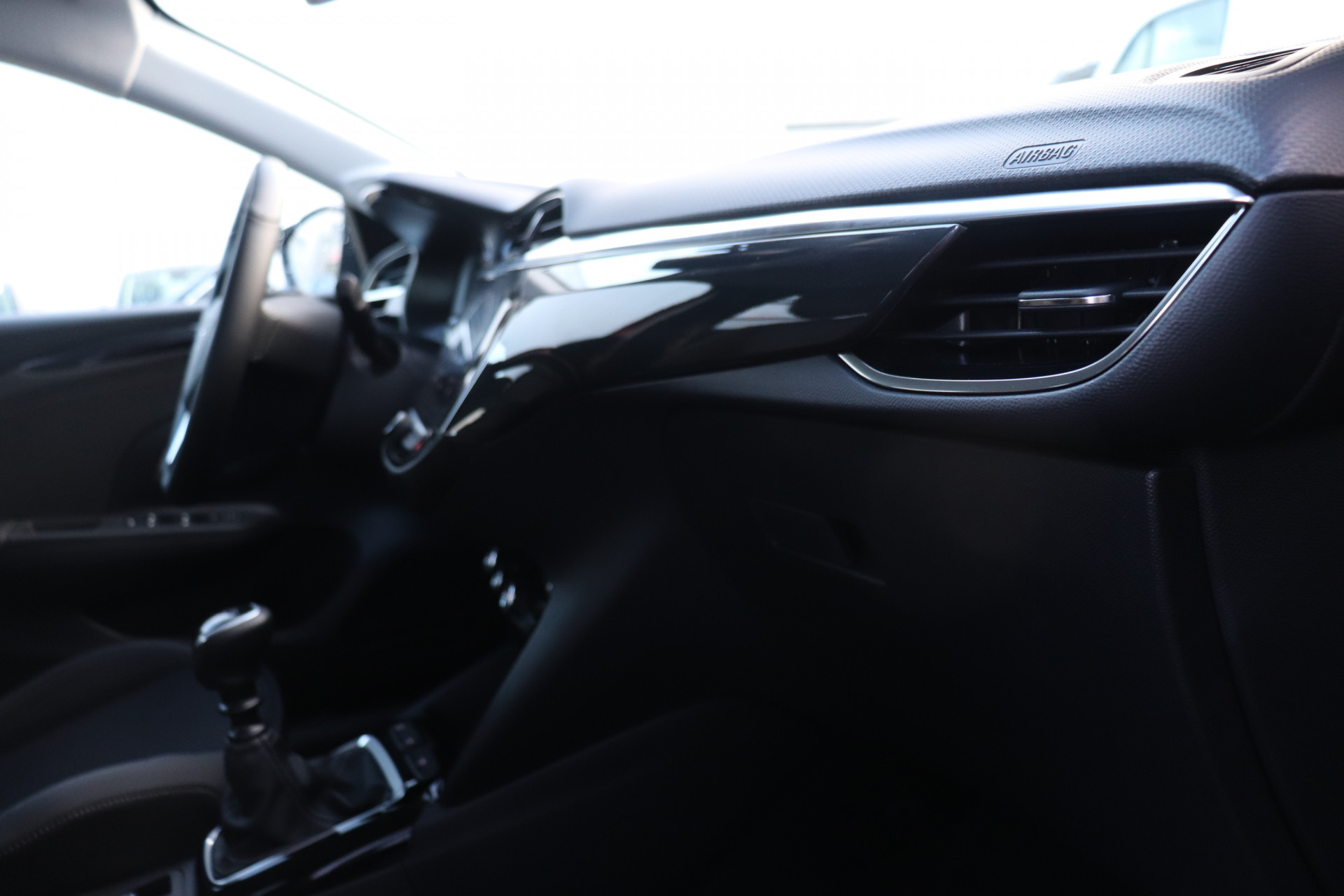 Opel Corsa 1.2 Elegance (DIRECT RIJDEN!!/NAV./CAMERA/NU met € 4.162,- KORTING)