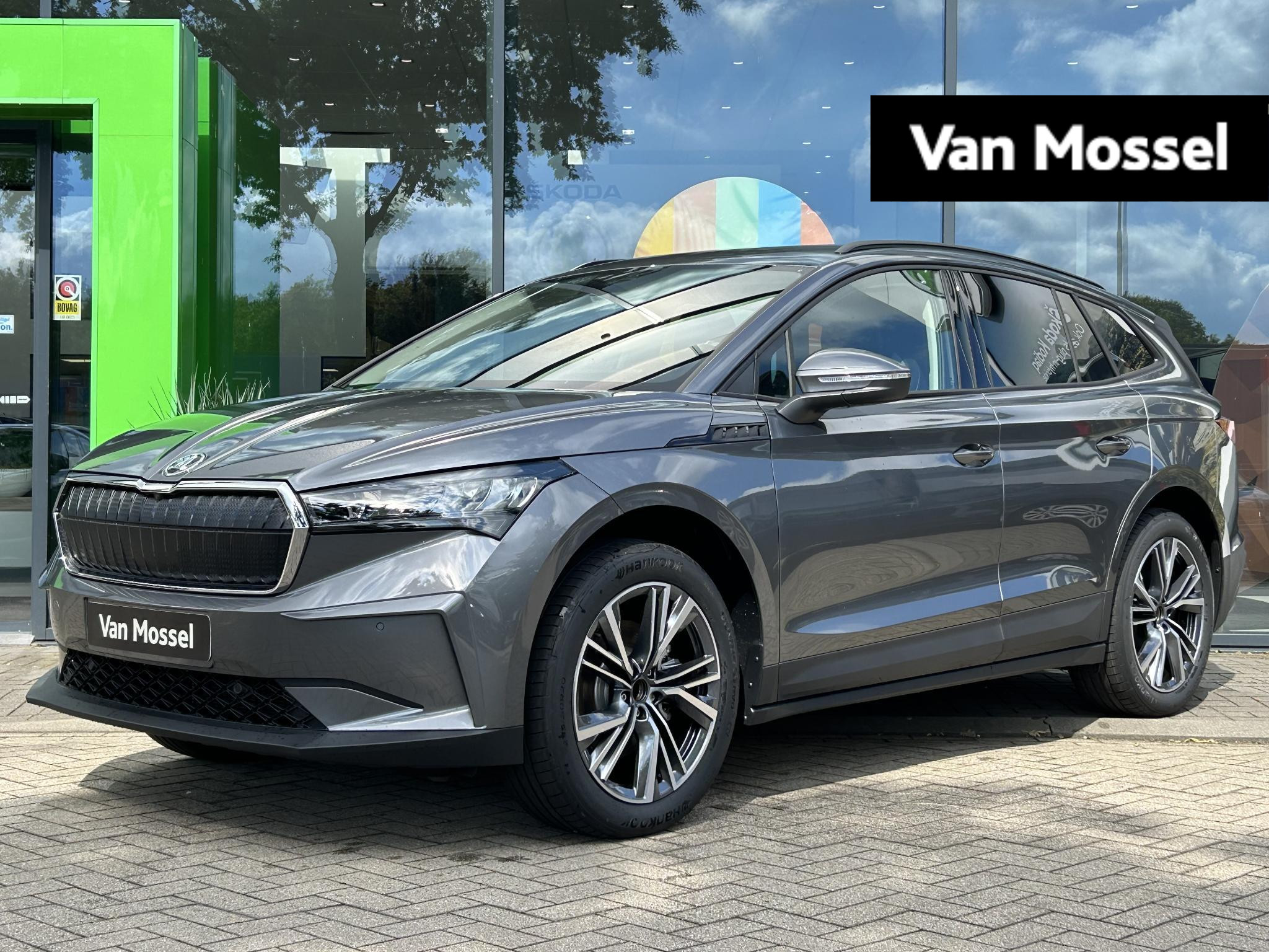 Škoda Enyaq iV 60 Business Edition 58 kWh 180 PK | Automaat | Matrix LED Koplampen | Navigatie | Verwarmbare Voorstoelen | Getinte Ruiten | Adaptive Cruise Control | Dodehoeksensoren | Panoramisch Schuif/kanteldak | Verwarmbaar Stuurwiel | Climate Control | Navigatie | Draadloze Telefoonlader | Lichtmetalen Velgen | Direct leverbaar! |