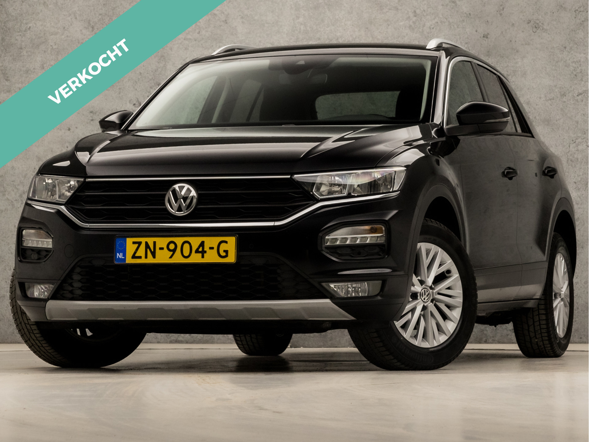 Volkswagen T-Roc 1.0 TSI Sport (APPLE CARPLAY, GROOT NAVI, CLIMATE, ADAPTIVE CRUISE, SPORTSTOELEN, GETINT GLAS, PARKEERSENSOREN, NIEUWE APK, NIEUWSTAAT)