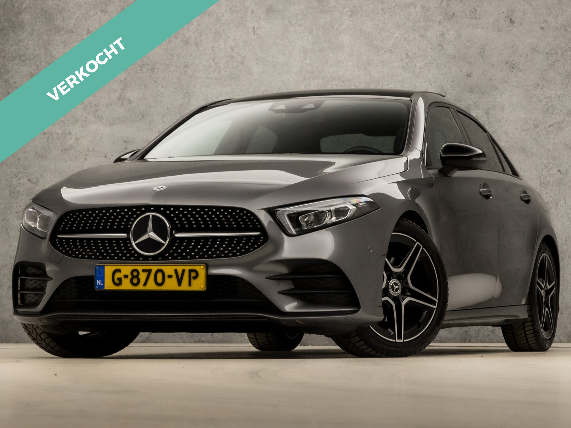 Mercedes-Benz A-Klasse 180 AMG Sport Automaat (SCHUIFDAK, 1e EIGENAAR, APPLE CARPLAY, GROOT NAVI, WIDE SCREEN, LEDER/ALCANTARA, STOELVERWARMING, SPORTSTOELEN, CAMERA, GETINT GLAS, DAB+, NIEUWE APK, NIEUWSTAAT)