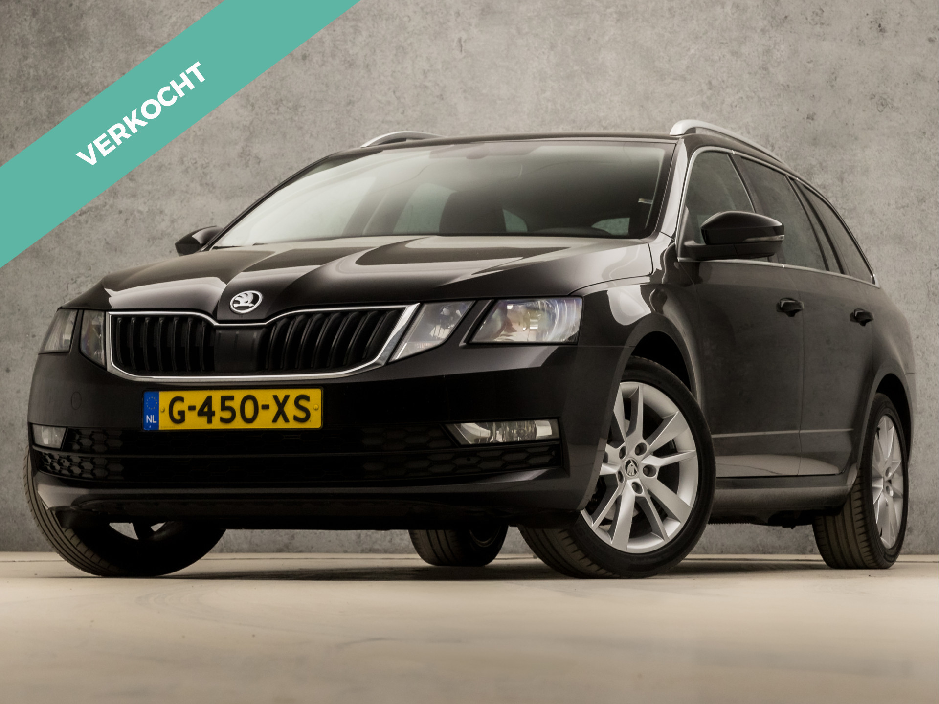 Škoda Octavia Combi 1.0 TSI Greentech Clever Edition Automaat (APPLE CARPLAY, GROOT NAVI, CLIMATE, STOELVERWARMING, LEDER, SPORTSTOELEN, GETINT GLAS, CRUISE, LM VELGEN, NIEUWE APK, NIEUWSTAAT)