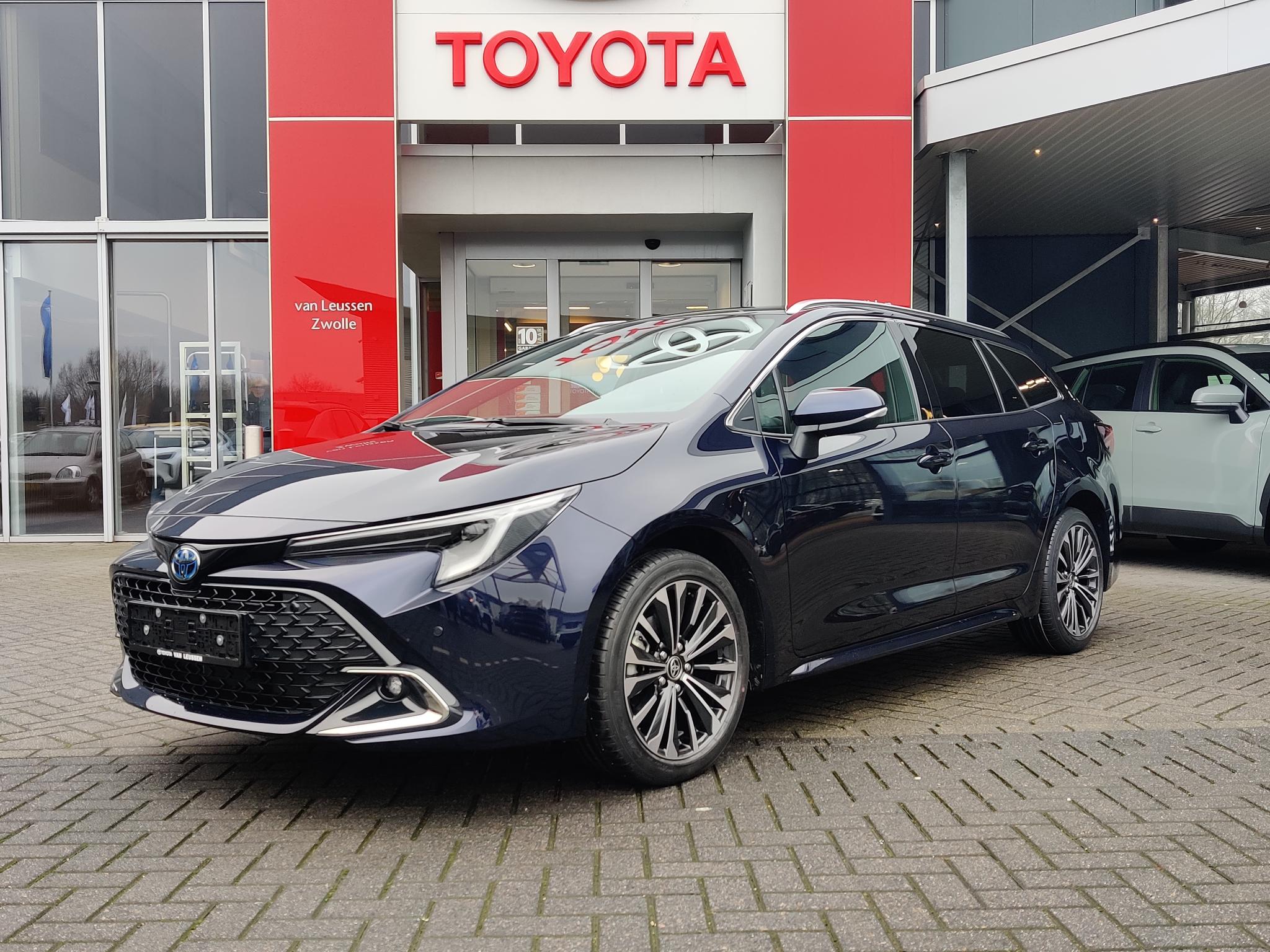 Toyota Corolla Touring Sports HYBRID 140 DYNAMIC NIEUW DIRECT LEVERBAAR STOELVERW LED 17"LM-VELGEN PARK-SENSOREN APPLE/ANDROID NAVI