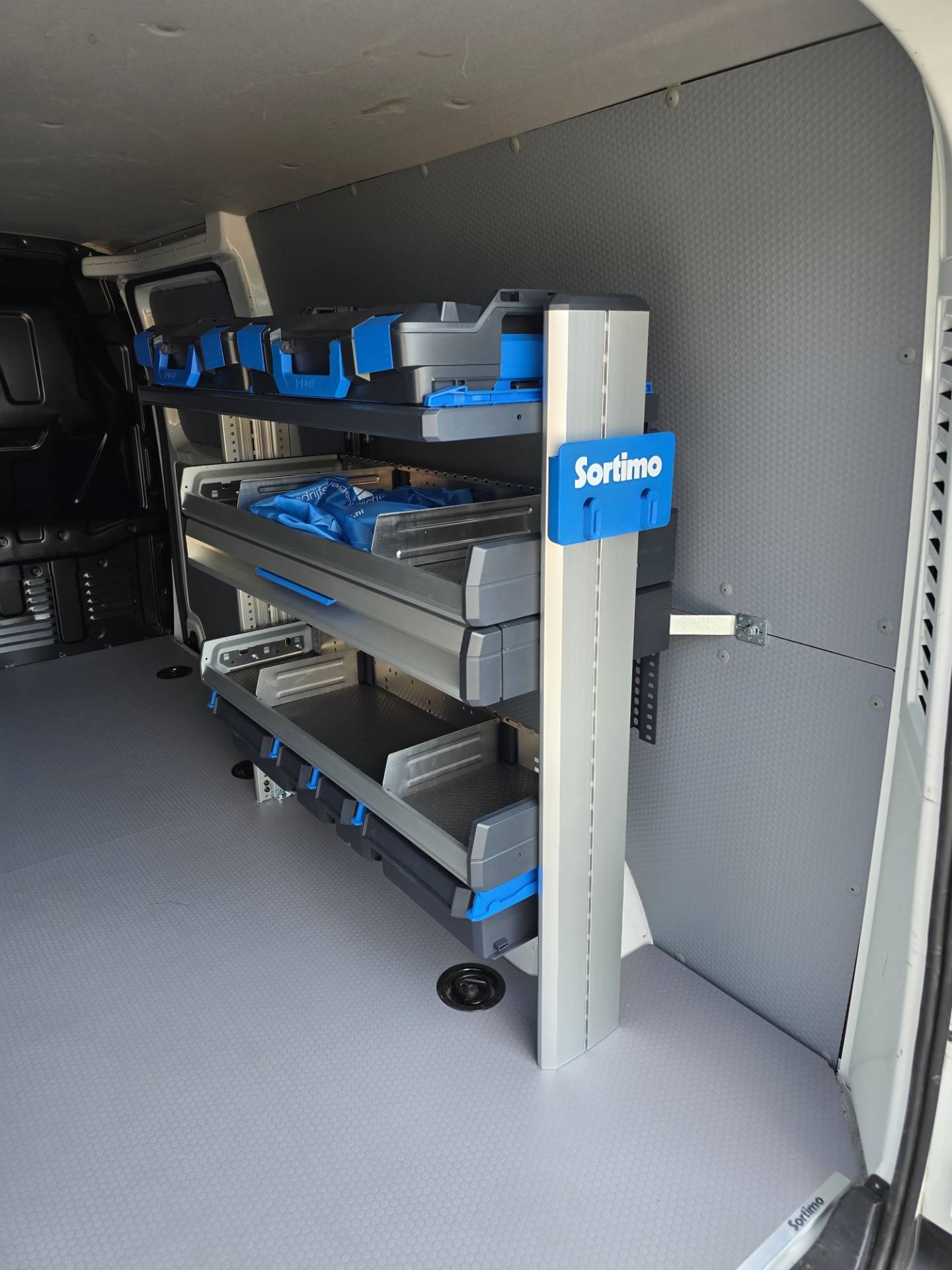 Maxus eDeliver3 LWB 50 kWh leverbaar inclusief Sortimo inrichting!