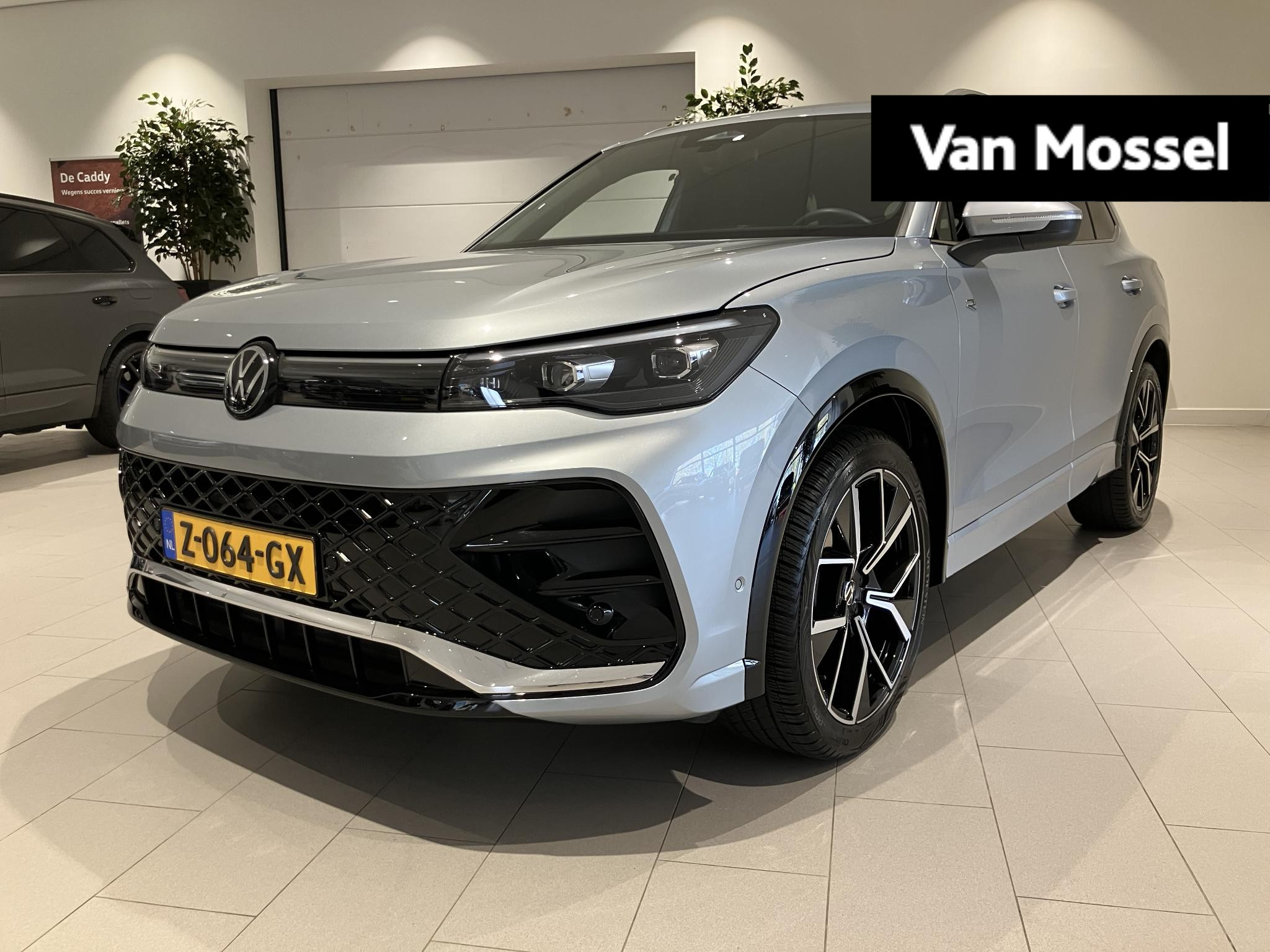 Volkswagen Tiguan 1.5 eTSI R-Line Business 150 PK | Apple Carplay | Stoelmassage | Sportstoelen | Achteruitrijcamera | Navigatie | Bluetooth | Dodehoeksensoren | Adaptive Cruise Control | Rijstrookhulp | Park Assist |