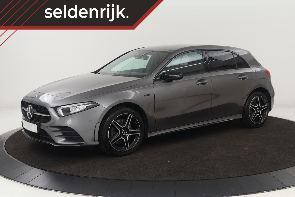 Mercedes-Benz A-Klasse 250e AMG Night | Carplay | Stoelverwarming | Camera | Sfeerverlichting | Navigatie | Widescreen | Park Assist | Leder/Alcantara