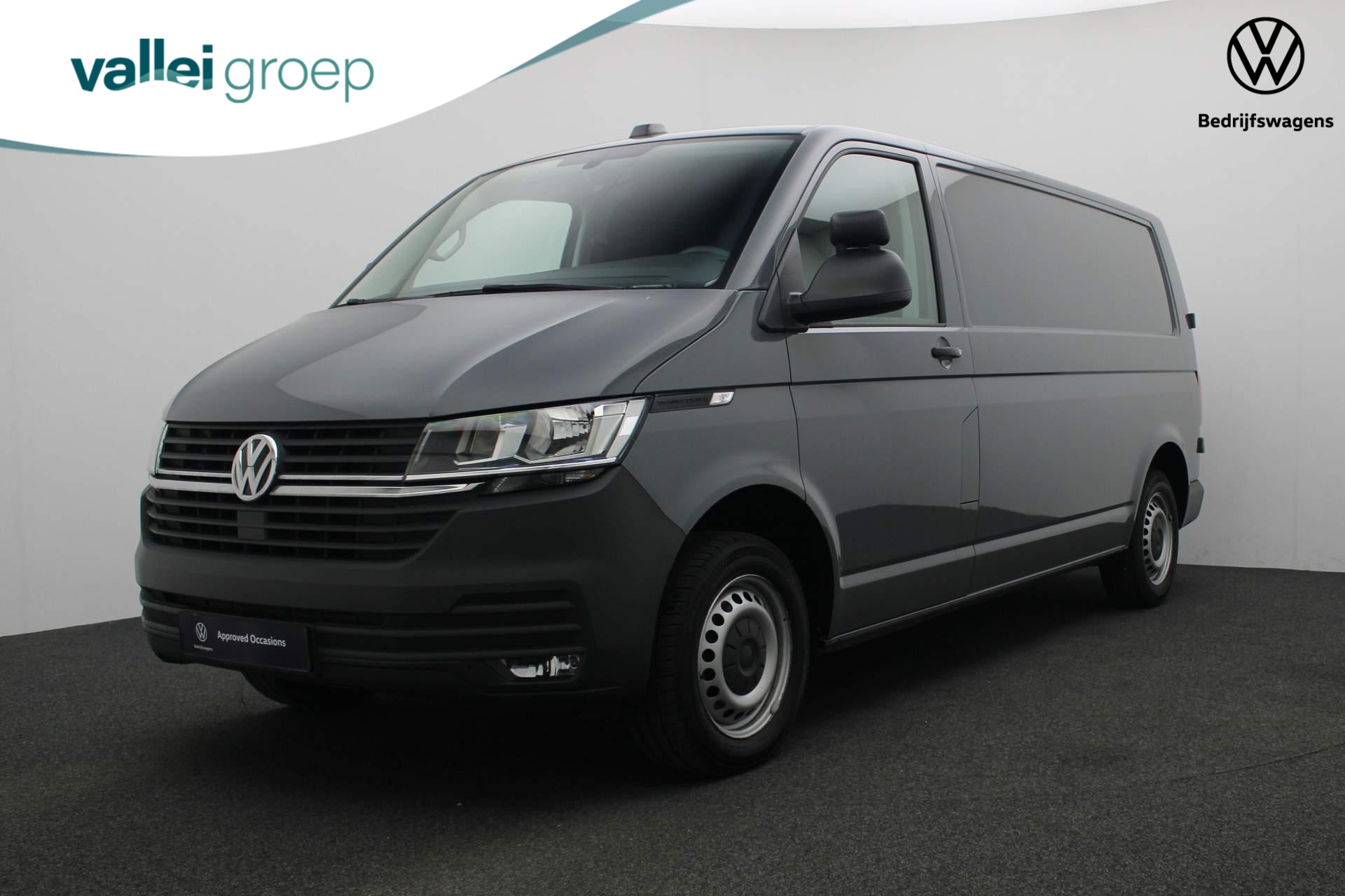 Volkswagen Transporter 2.0 TDI 110PK L2H1 28 | Trekhaak | 3-zits | Parkeersensoren achter | Apple Carplay / Android Auto | Cruise