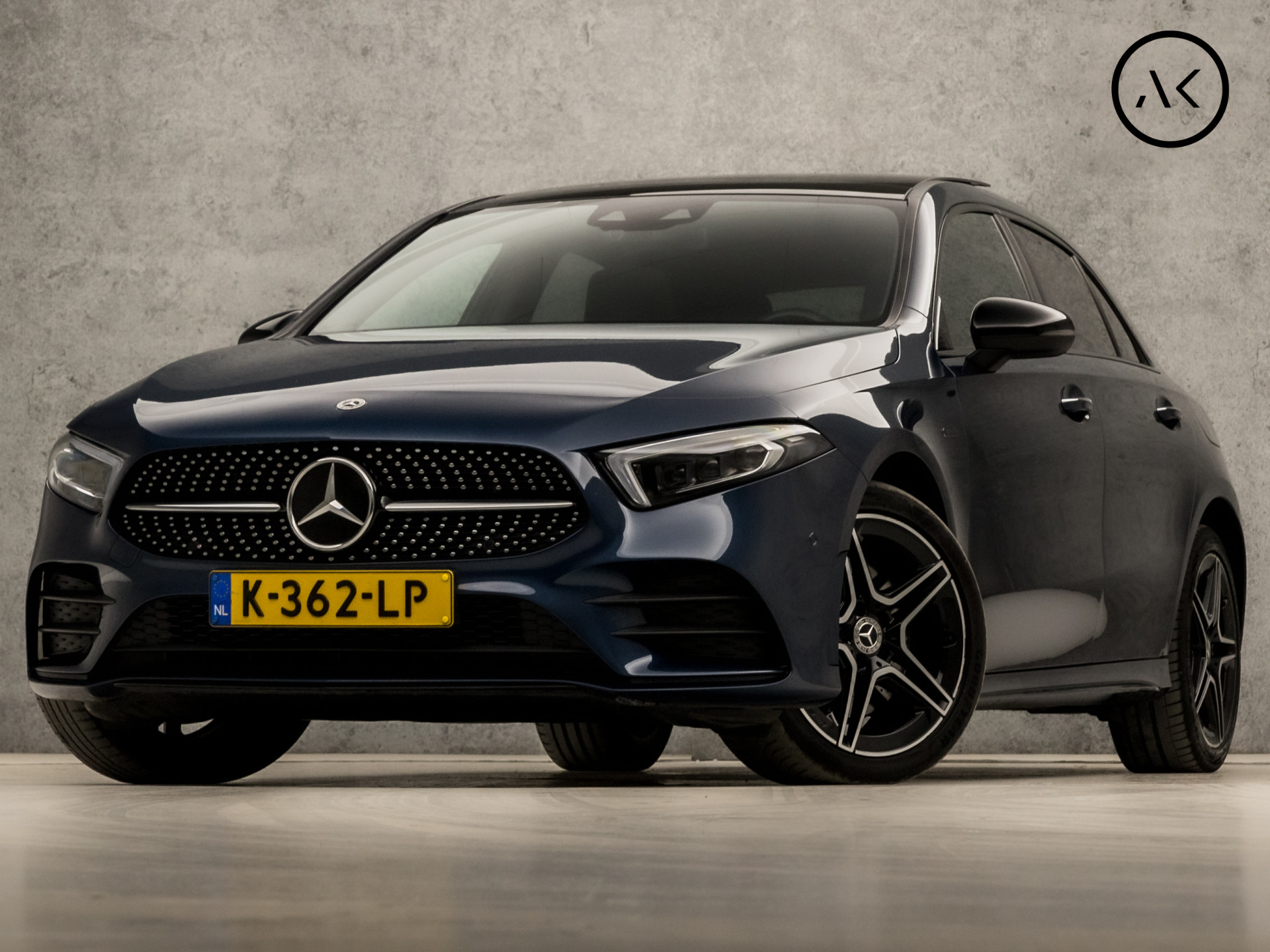 Mercedes-Benz A-Klasse 250 e AMG Sport 218Pk Automaat (SCHUIFDAK, APPLE CARPLAY, SFEERVERLICHTING, MEMORY SEATS, CAMERA, BURMESTER, LEDER/ALCANTARA, ADAPTIVE CRUISE, GETINT GLAS, NIEUWSTAT)