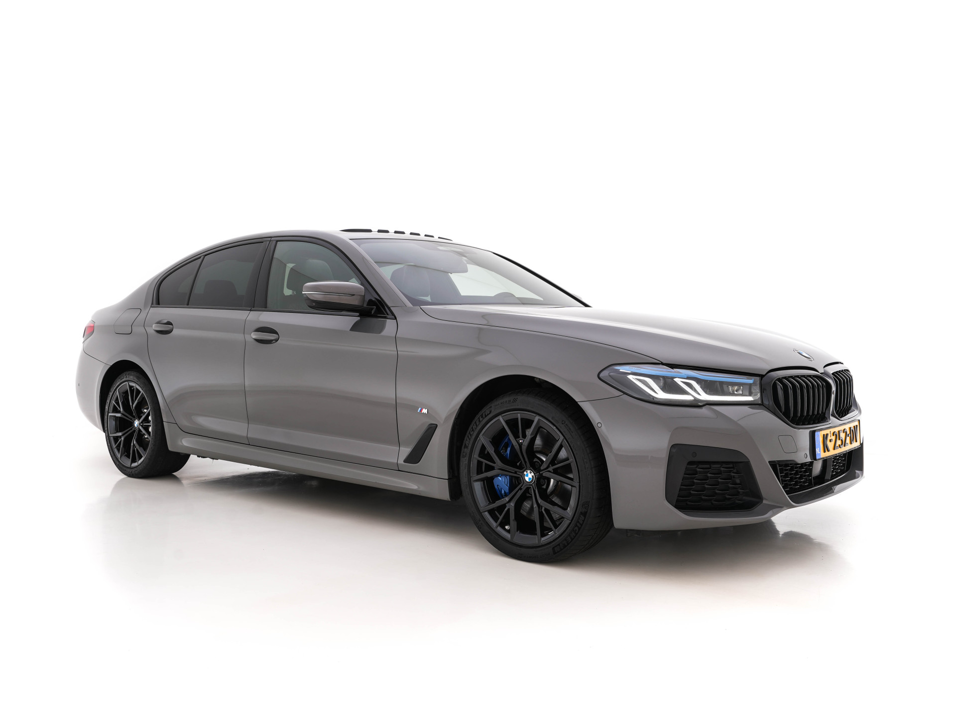 BMW 5 Serie 545e xDrive High Executive Edition M-Sportpack (INCL-BTW) Aut. *PANO | LASER-LED | HEAD-UP | ADAPT.CRUISE | FULL-LEATHER | SURROUND-VIEW | MEMORY-PACK | HARMAN/KARDON-AUDIO | DIGI-COCKPIT | COMFORT-SEATS | DAB+ | KEYLESS | 19"ALU*