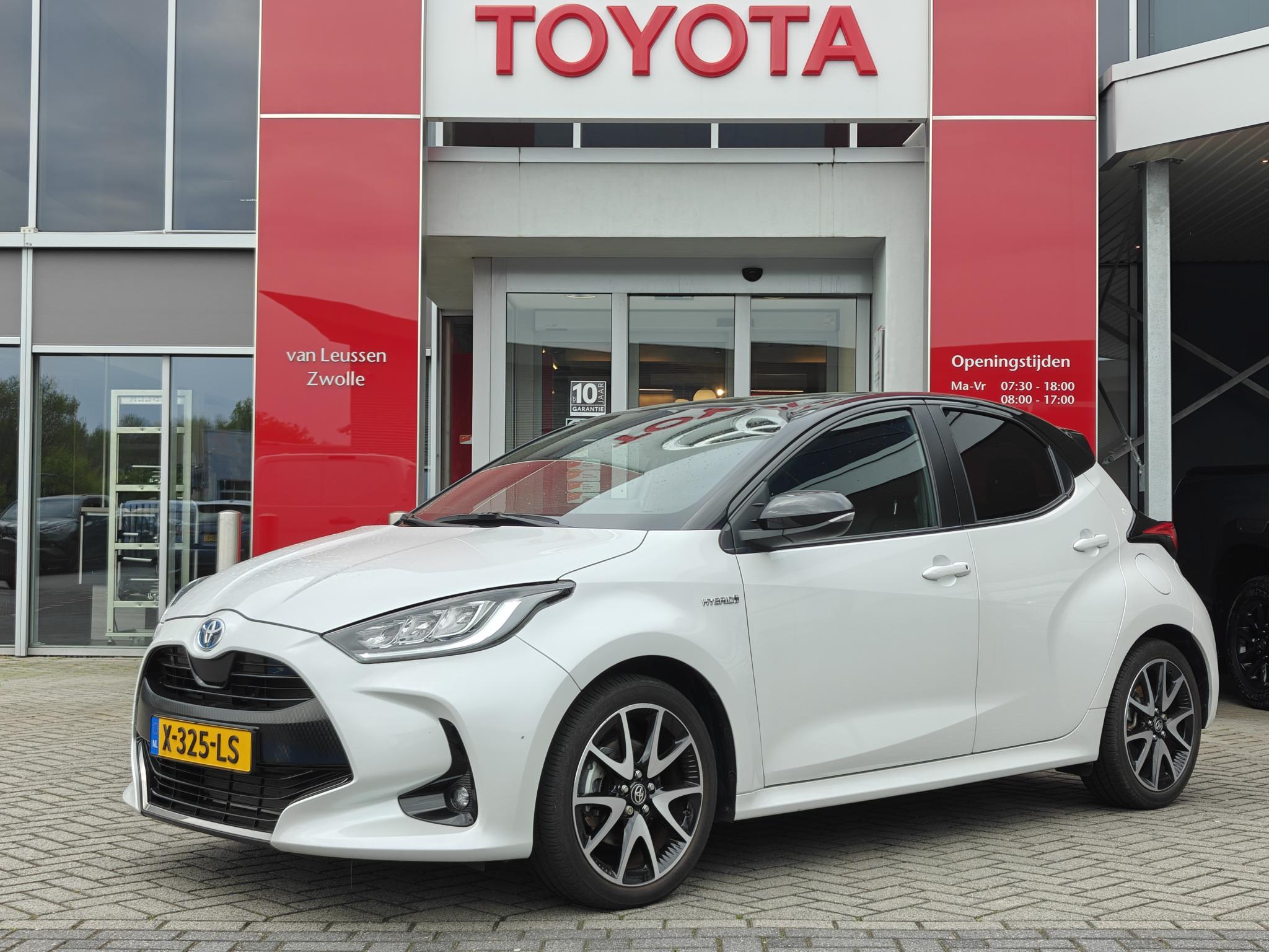 Toyota Yaris 1.5 Hybrid BI-TONE LEDER BLINDSPOT BLUETOOTH NAVI AD-CRUISE CLIMA KEYLESS 17"LM-VELGEN