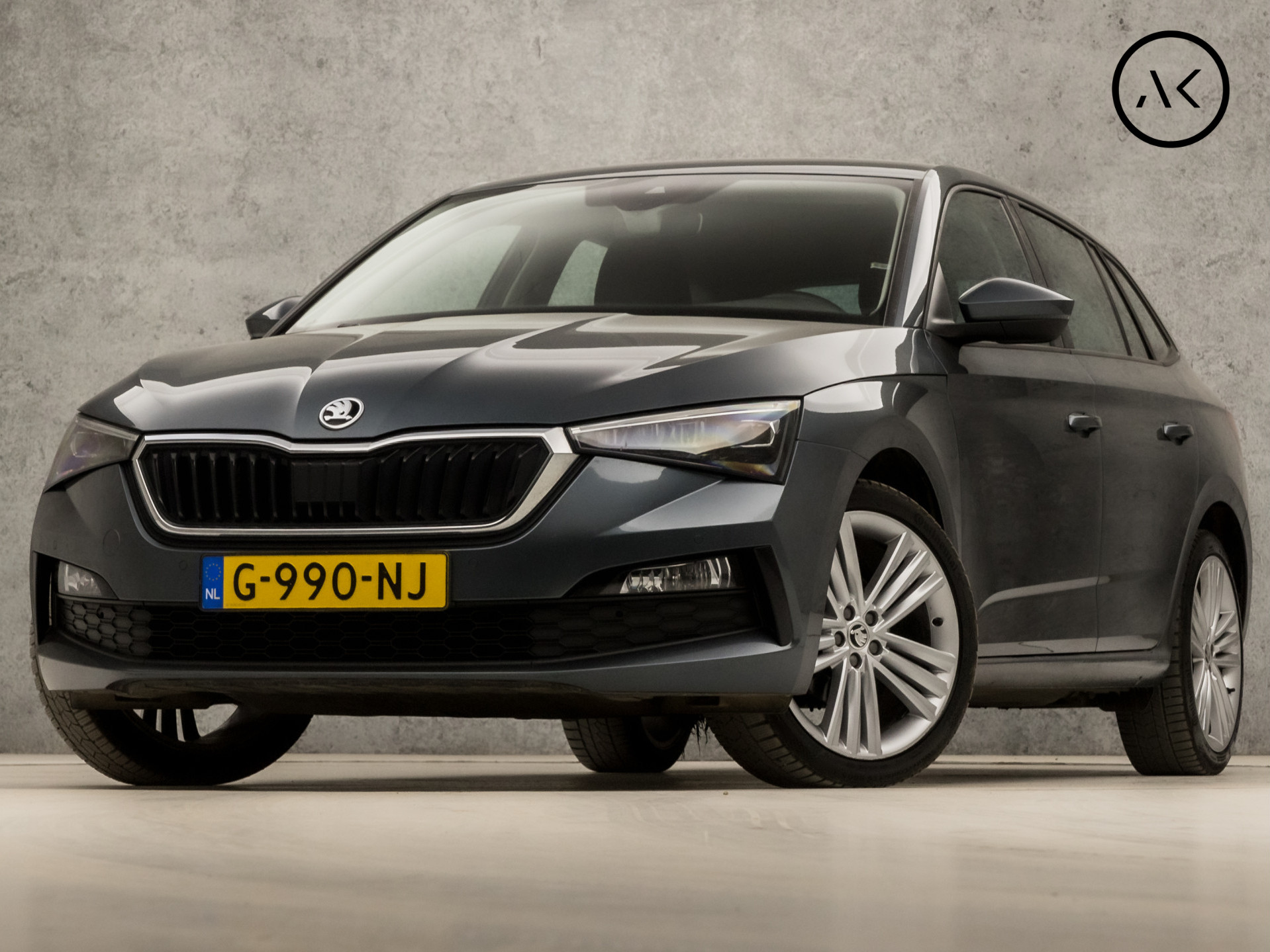 Škoda Scala 1.0 TSI Sportline Automaat (DIGITAL COCKPIT, APPLE CARPLAY, GROOT NAVI, CLIMATE, STOELVERWARMING, SPORTSTOELEN, PARKEERSENSOREN, CRUISE, LED KOPLAMPEN, NIEUWE APK, NIEUWSTAAT)