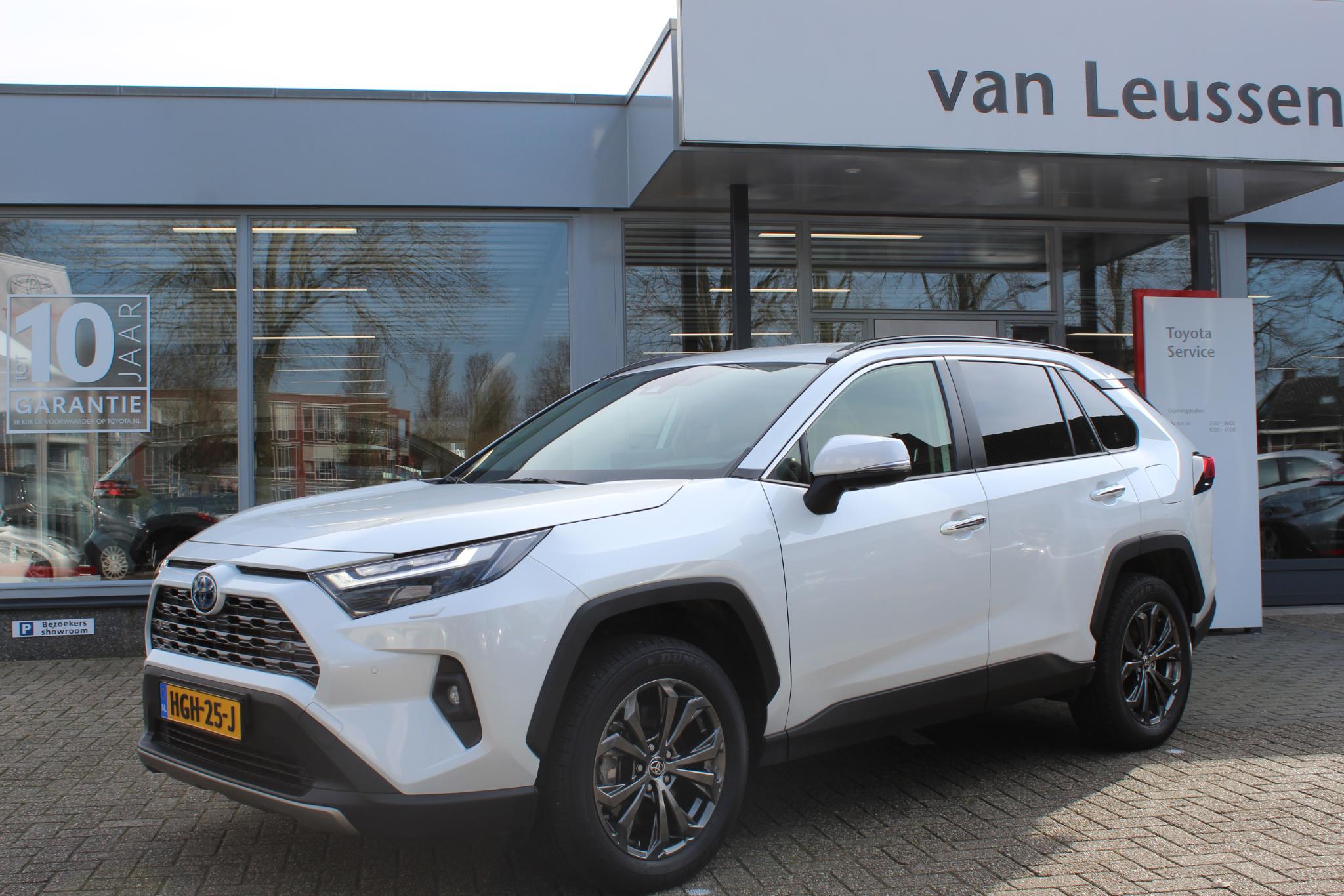 Toyota RAV4 2.5 HYBRID AWD EXECUTIVE TREKHAAK STUUR/STOEL/VOORRUITVERW.  EL-ACHTERKLEP DODEHOEK DETECTIE EL-STOELEN MET GEHEUGENFUNCTIE PARK-SENSOREN KEYLESS 1650KG-TREKGEWICHT