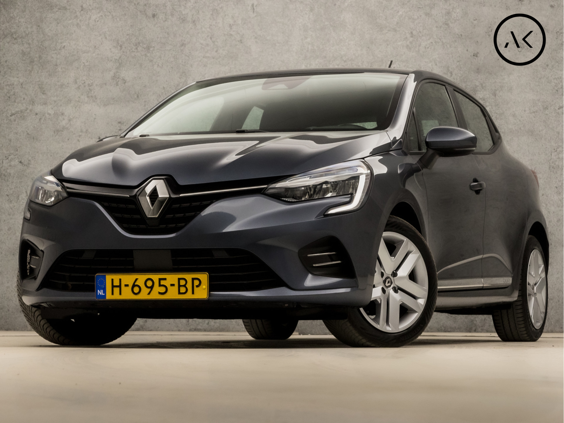 Renault Clio 1.0 TCe Sport (APPLE CARPLAY, GROOT NAVI, LM VELGEN, SPORTSTOELEN, PARKEERSENSOREN, LED KOPLAMPEN, LANE ASSIST, NIEUWSTAAT)