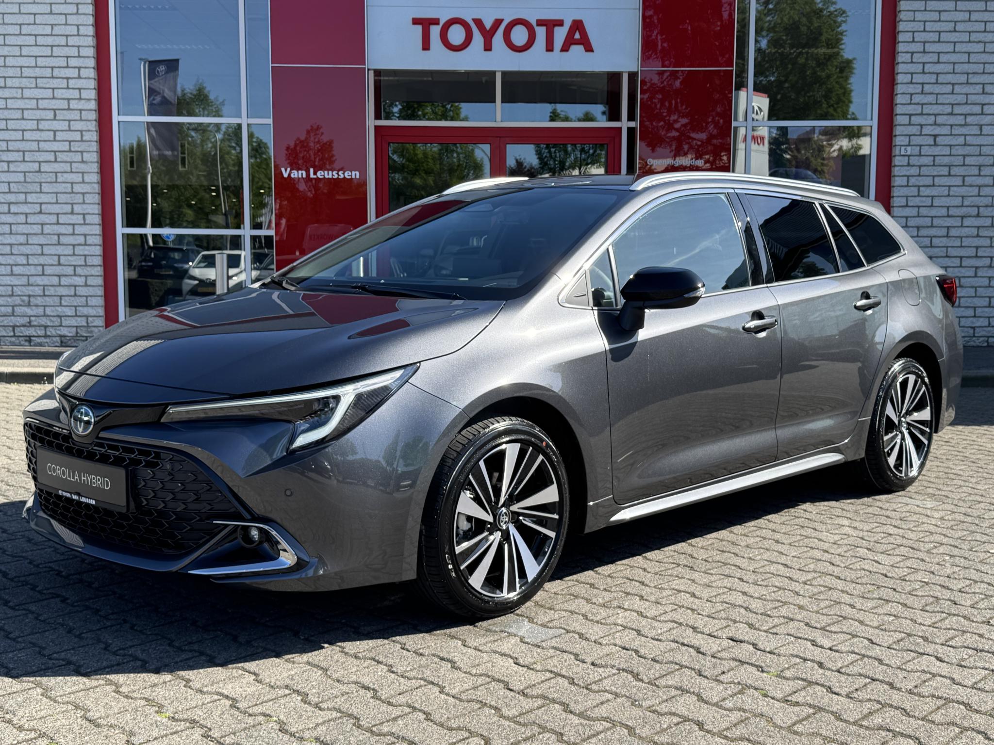 Toyota Corolla Touring Sports 1.8 HYBRID 140 DYNAMIC NL-AUTO NIEUW EN DIRECT LEVERBAAR!! APPLE/ANDROID 17"LM-VELGEN PRIVACY-GLASS LED PARK-SENSOREN STOELVERW
