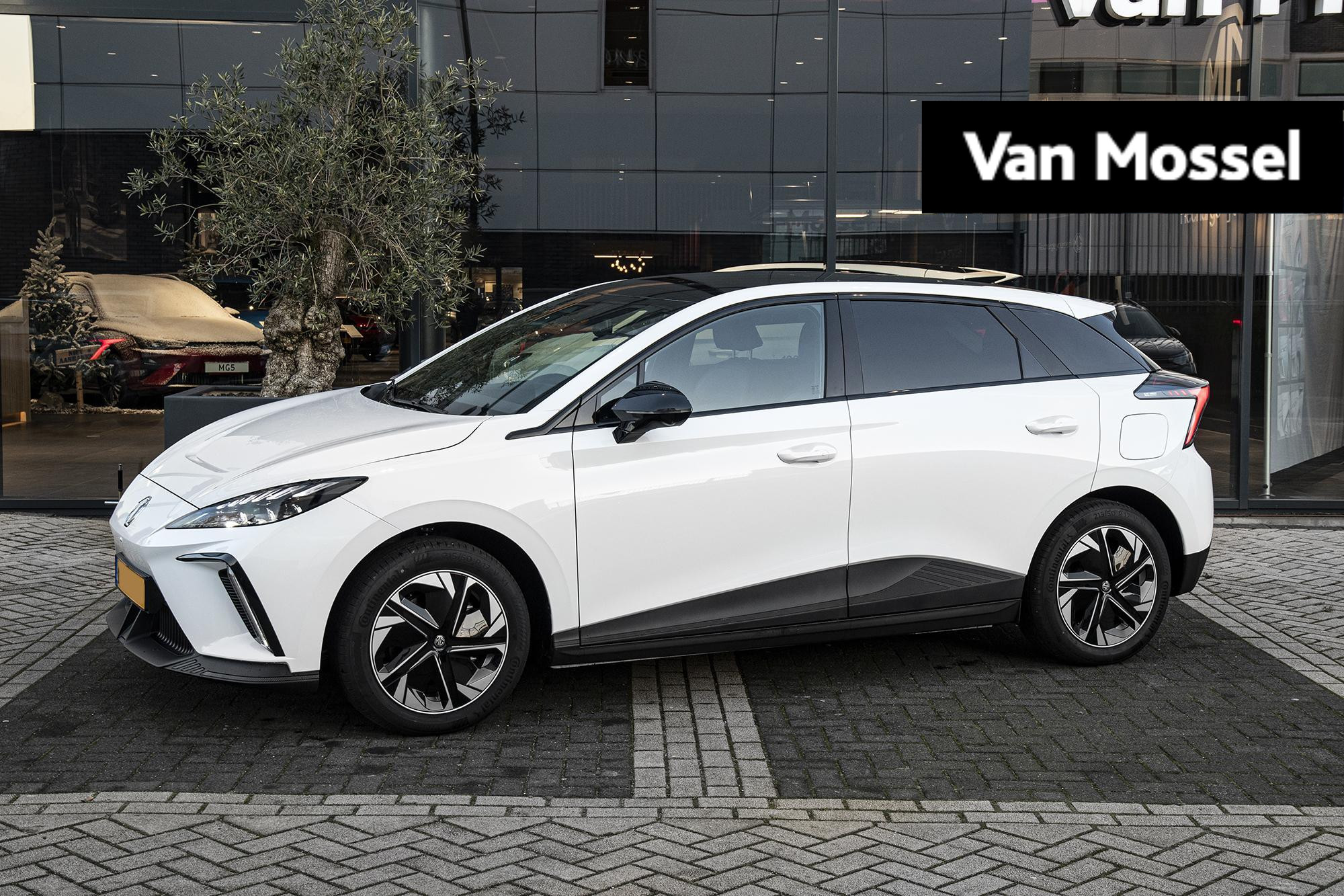 MG 4 Luxury 64 kWh 435 KM WLTP | Navi | Warmtepomp | 360 Camera | Stoel+ Stuurverwarming | Trekhaak!