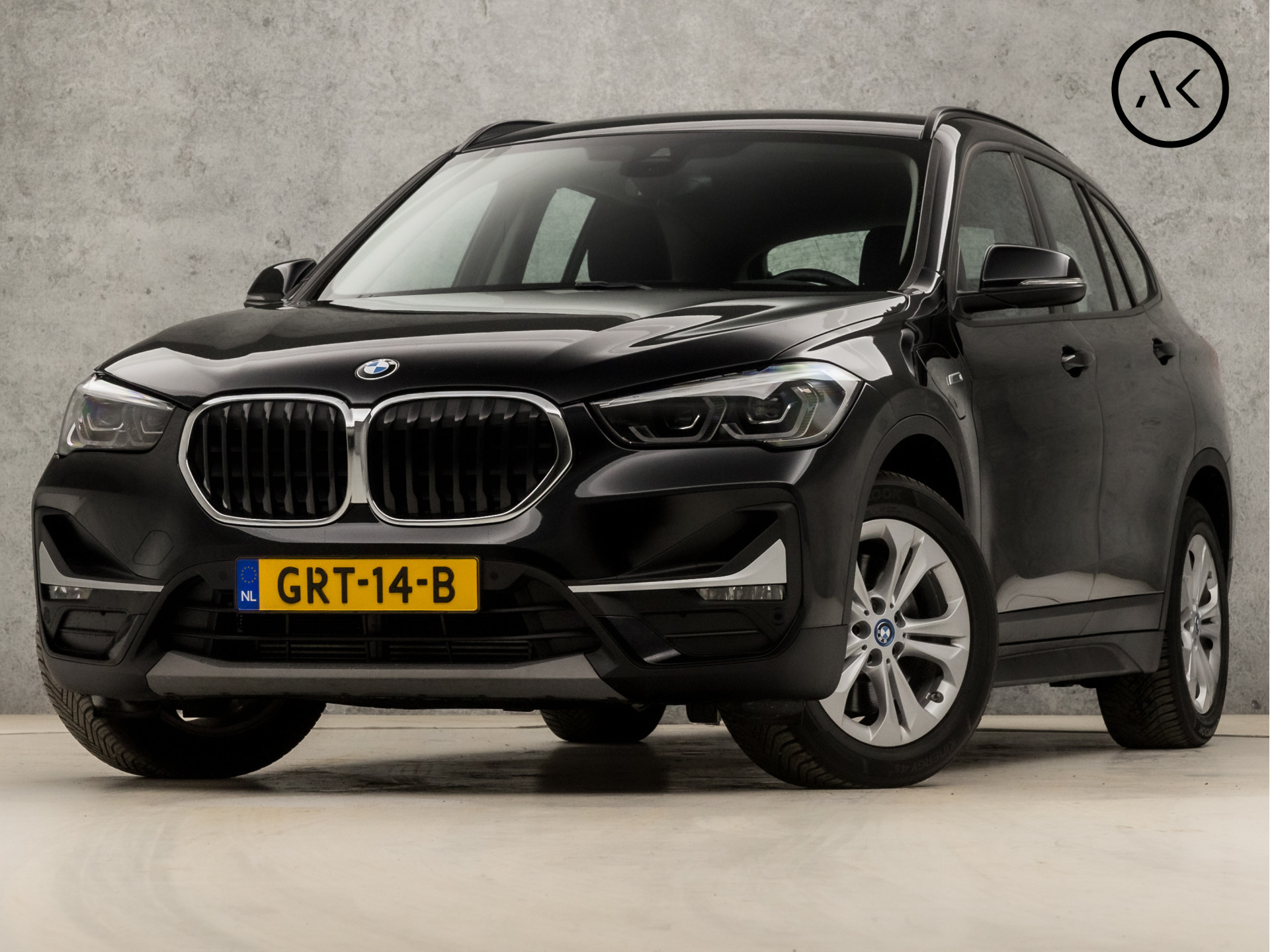 BMW X1 xDrive25e Automaat (GROOT NAVI, CAMERA, HEAD-UP DISPLAY, LEDEREN SPORTSTOELEN, STOELVERWARMING, DAB+, ELEK ACHTERKLEP, NIEUWSTAAT)