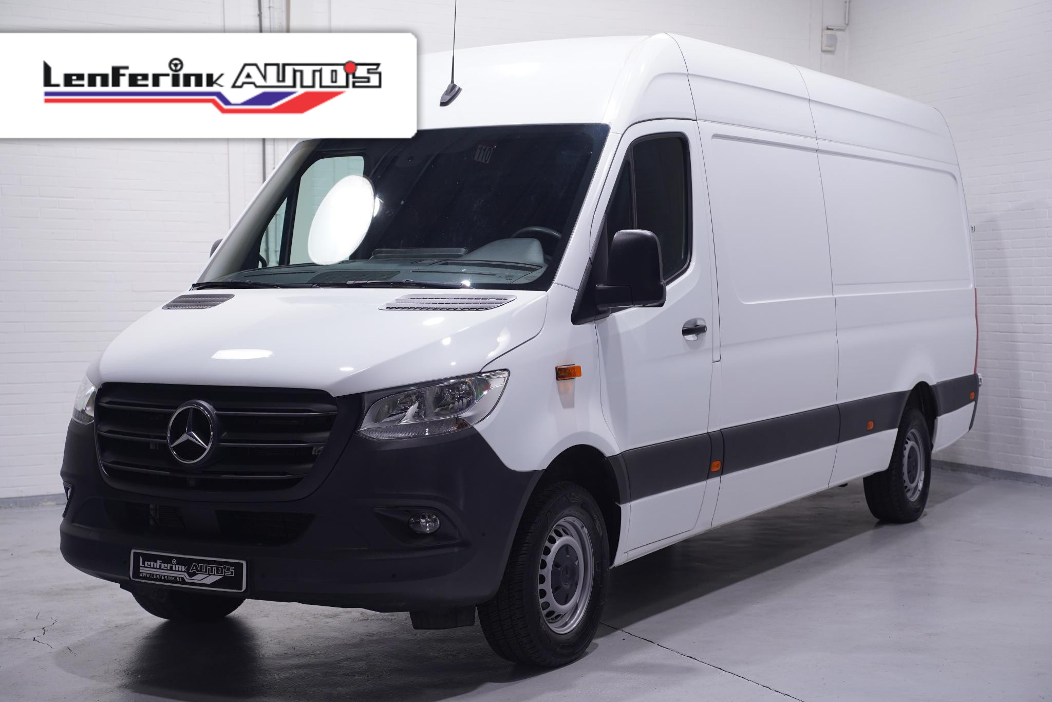 Mercedes-Benz Sprinter 315 CDI 150 pk L3H2 Navi, BPM vrij 360 Camera, Cruise control, PDC V+A, Opstap achter, 3-Zits