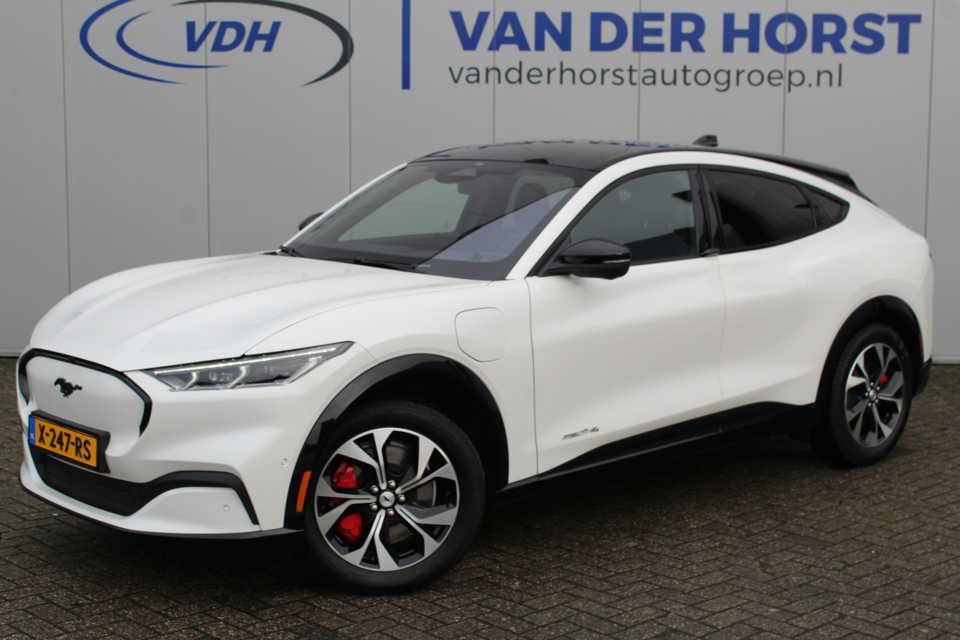 Ford Mustang Mach-E 75kWh/269pk AWD Premium AUTOMAAT volledig ELEKTRISCH ! Fabrieksgarantie t/m 01-03-2027 ! Vierwielaandr., stoel-, stuur- en voorraamverwarming, technologie pakket II, panoramadak, navigatie, telefoonvoorb., winterpakket, parelmoer wit metallic, etc etc