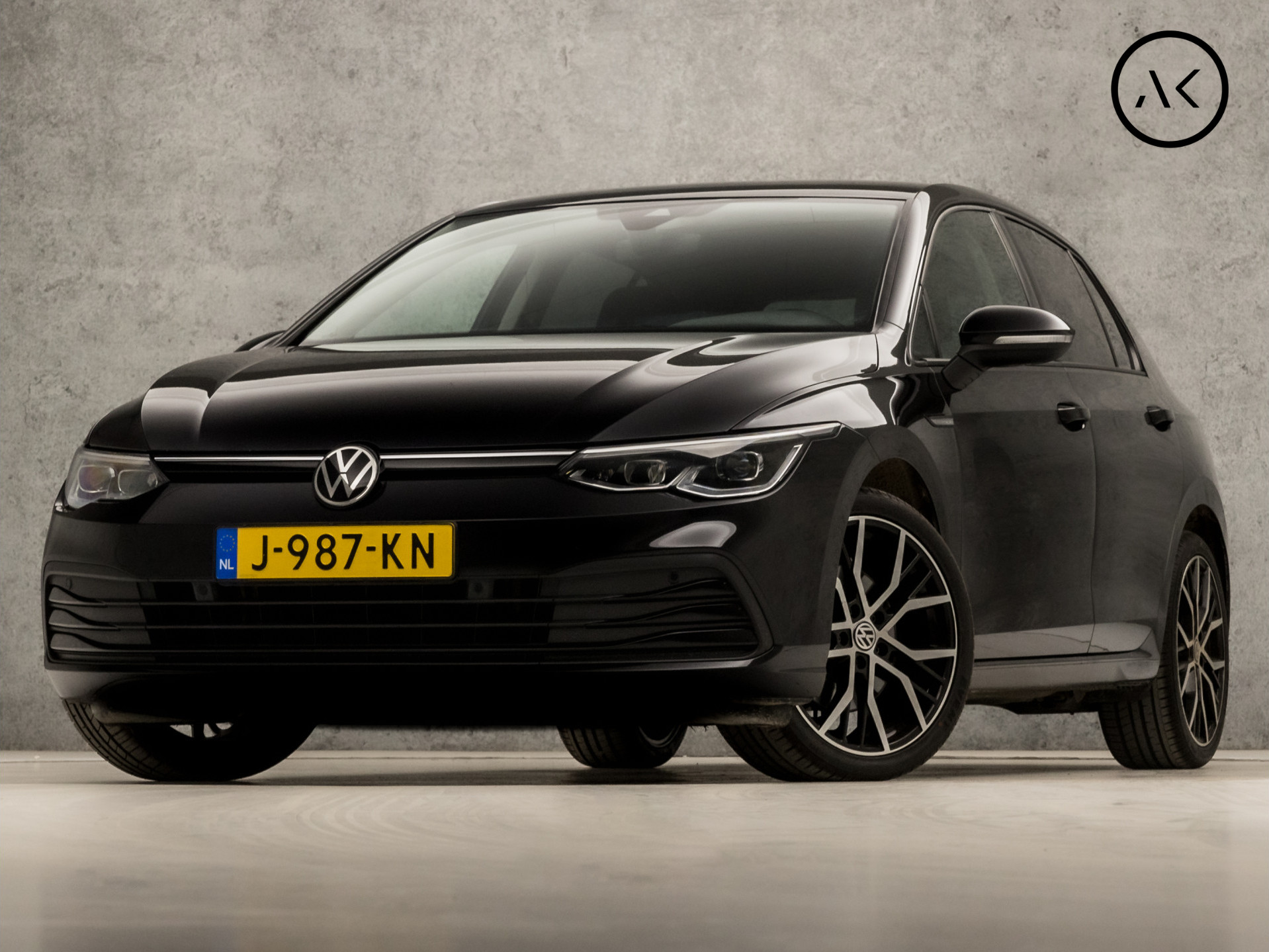 Volkswagen Golf 1.5 TSI Sport (APPLE CARPLAY, 4 CILINDER, GROOT NAVI, SFEERVERLICHTING, STUUR/STOELVERWARMING, SPORTSTOELEN, LM VELGEN, GETINT GLAS, LED KOPLAMPEN, DAB+, ADAPTIVE CRUISE, NIEUWSTAAT)