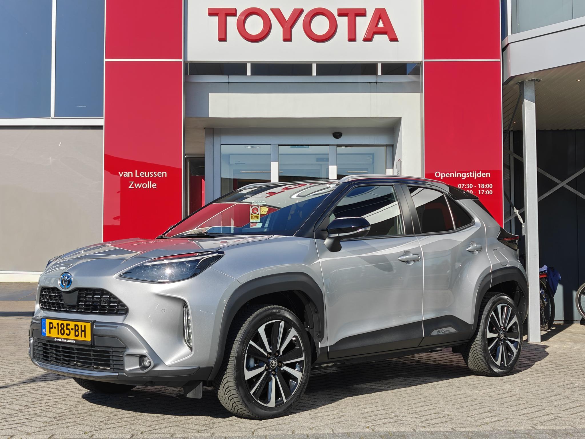 Toyota Yaris Cross 1.5 HYBRID LAUNCH LEDER EL-ACHTERKLEP PARK-SENSOREN HEAD-UP DISPLAY STUURVERWARMING NAVIGATIE