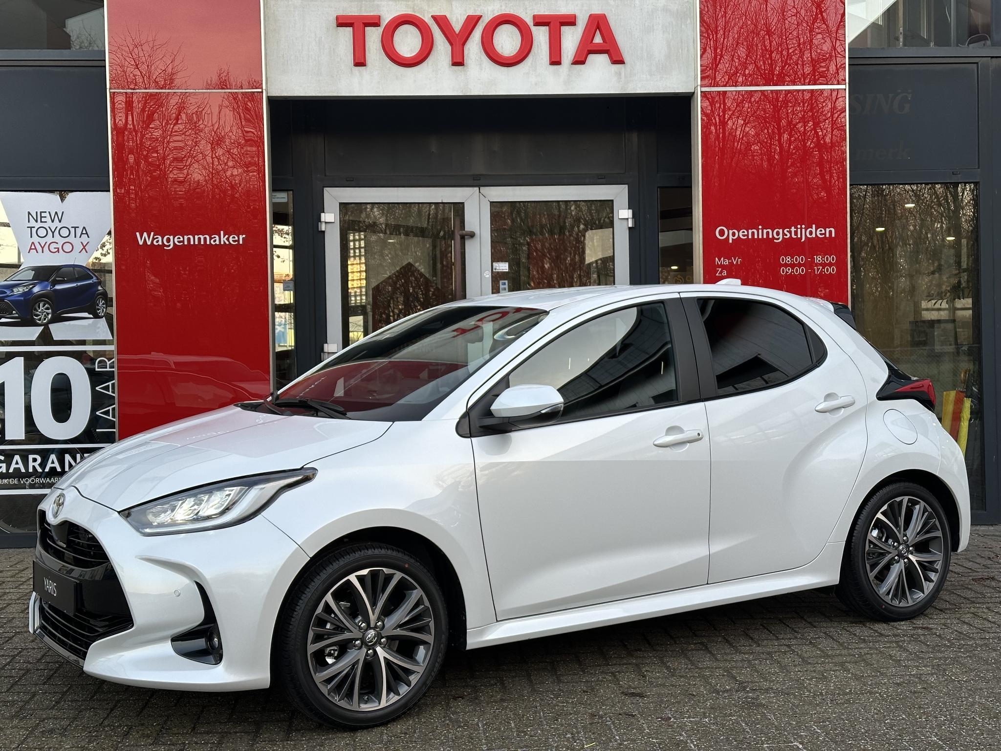 Toyota Yaris 1.5 Hybrid 130 Executive NIEUW DIRECT LEVERBAAR BLIND SPOT KEYLESS STUUR/STOELVERW GETINT GLAS 17'' LICHTMETAAL