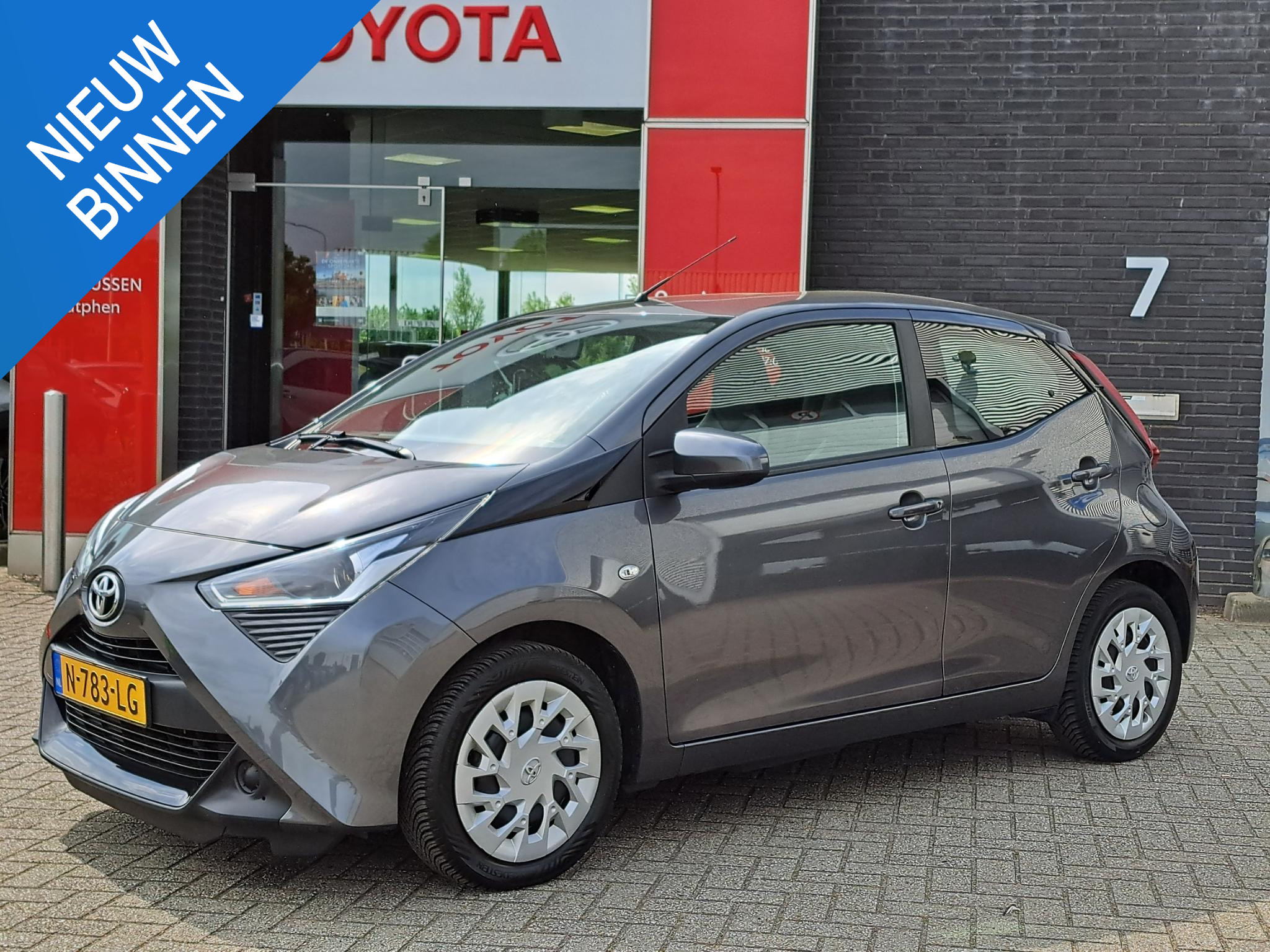 Toyota Aygo X-PLAY 5-DEURS PARKEERCAMERA METALLIC LED-DAGRIJ AIRCO AUDIO-STUURWIELBEDIENING