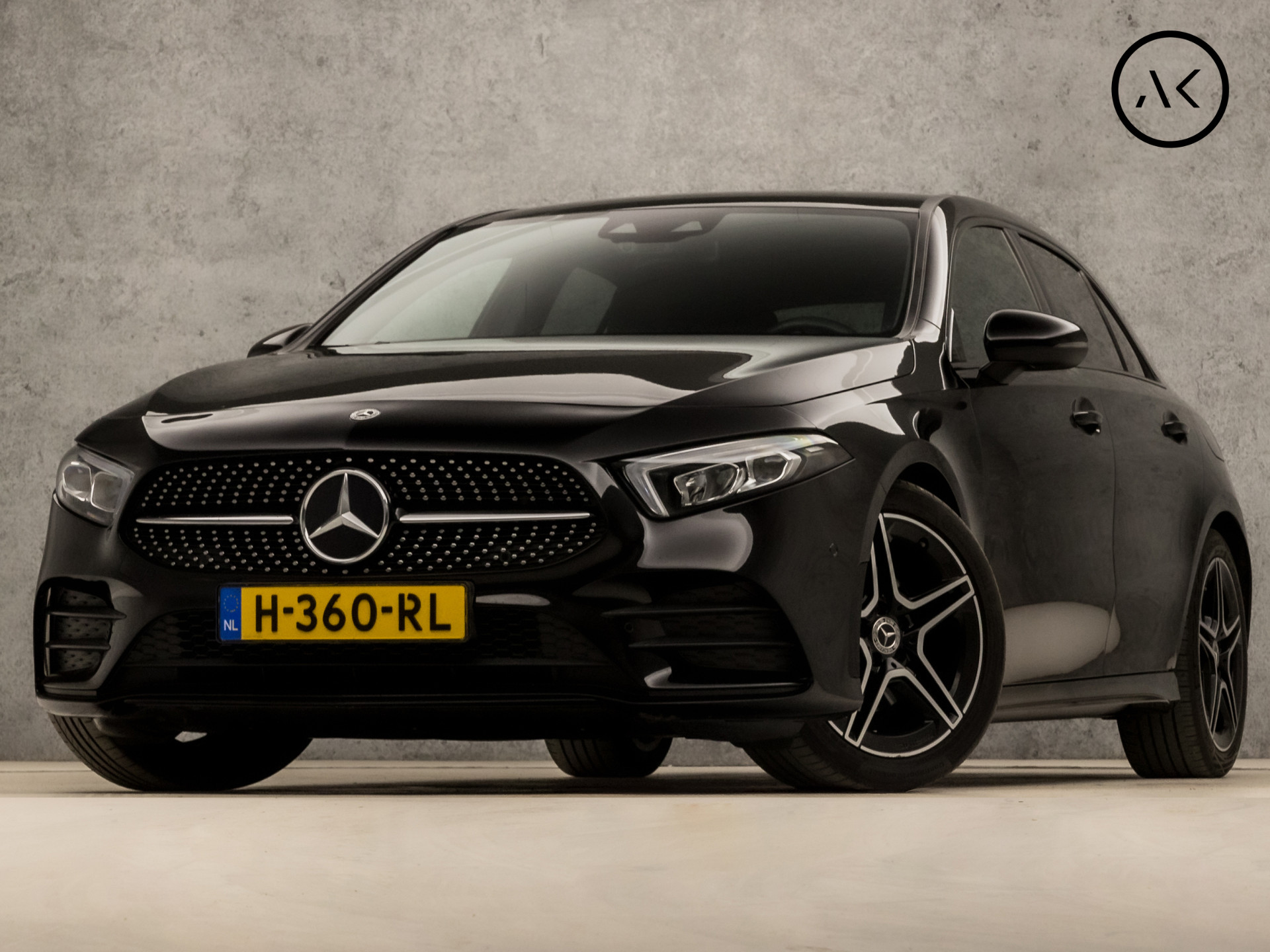 Mercedes-Benz A-Klasse 180 AMG Sport Automaat (APPLE CARPLAY, GROOT NAVI, SFEERVERLICHTING, CAMERA, LEDER/ALCANTARA, SPORTSTOELEN, STOELVERWARMING, GETINT GLAS, WIDESCREEN, NIEUWE APK, NIEUWSTAAT)