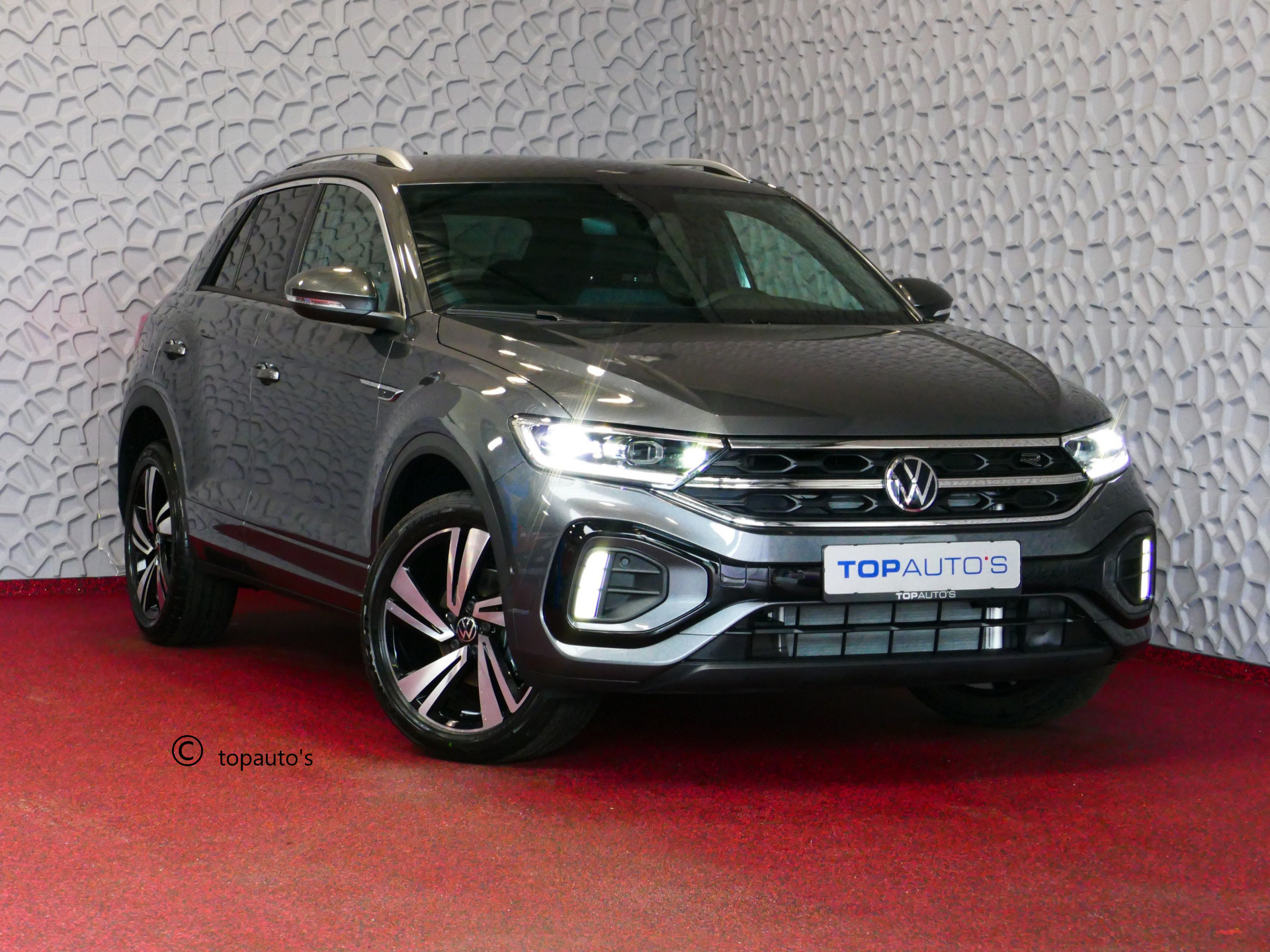 Volkswagen T-Roc 1.5 TSI 150PK R-LINE EVO IQ LIGHT ALCANTARA ELEK.KLEP CARPLAY STOEL/STUUR VERW. 18"LMV VIR.COCKPIT 06/2024 RLINE R LINE "Volkswagen rijden begint bij Topautos.nl – 75 topmodellen direct op voorraad!"