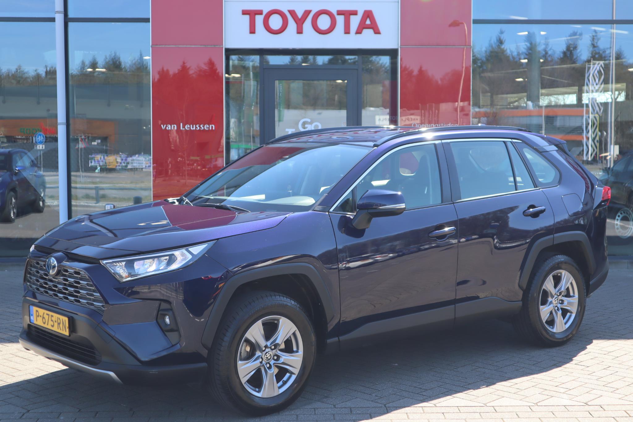 Toyota RAV4 2.5 HYBRID APPLE/ANDROID P-SENSOREN AD-CRUISE CAMERA LM-VELGEN NL-AUTO