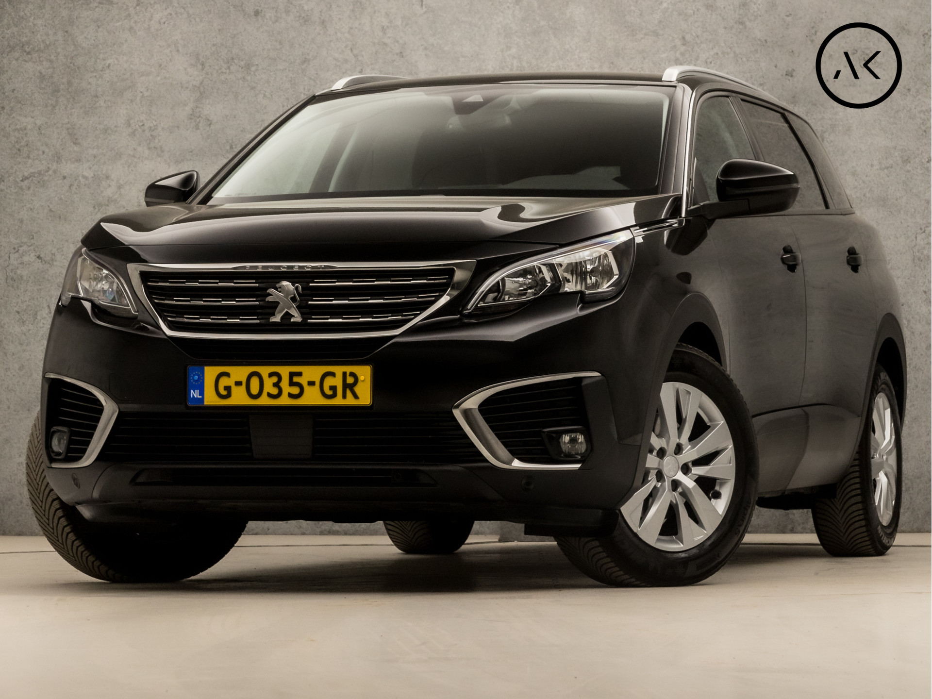 Peugeot 5008 1.2 PureTech Sport 7 Persoons (APPLE CARPLAY, GROOT NAVI, TREKHAAK, LEDEREN SPORTSTOELEN, 360 CAMERA, ADAPTIVE CRUISE, GETINT GLAS, PARKEERSENSOREN, NIEUWE APK, NIEUWSTAAT)