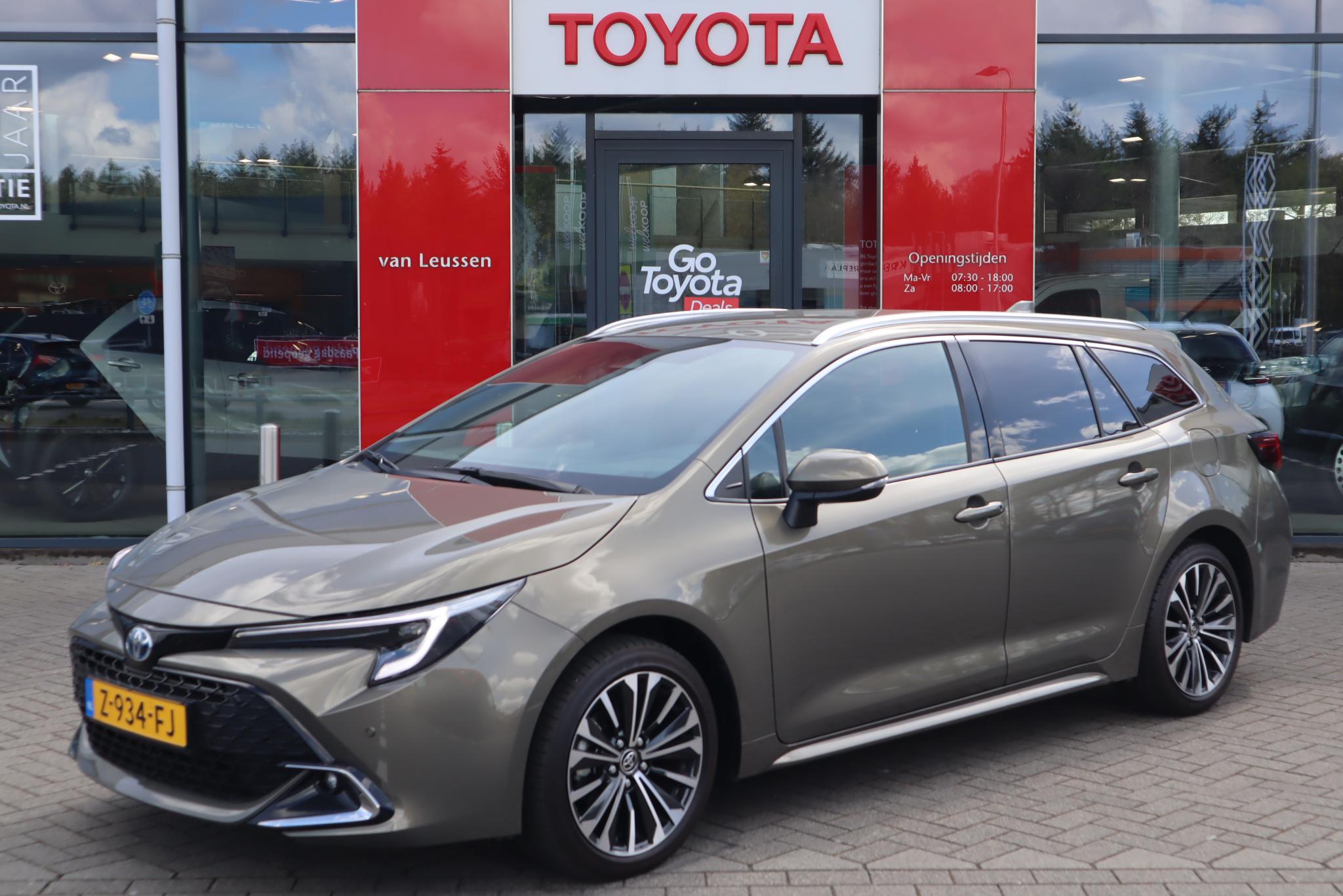 Toyota Corolla Touring Sports Hybrid 140 Dynamic NAVI PARK-SENSOREN BLIND-SPOT KEYLESS APPLE/ANDROID LM-VELGEN EL-ACHTERKLEP NL-AUTO