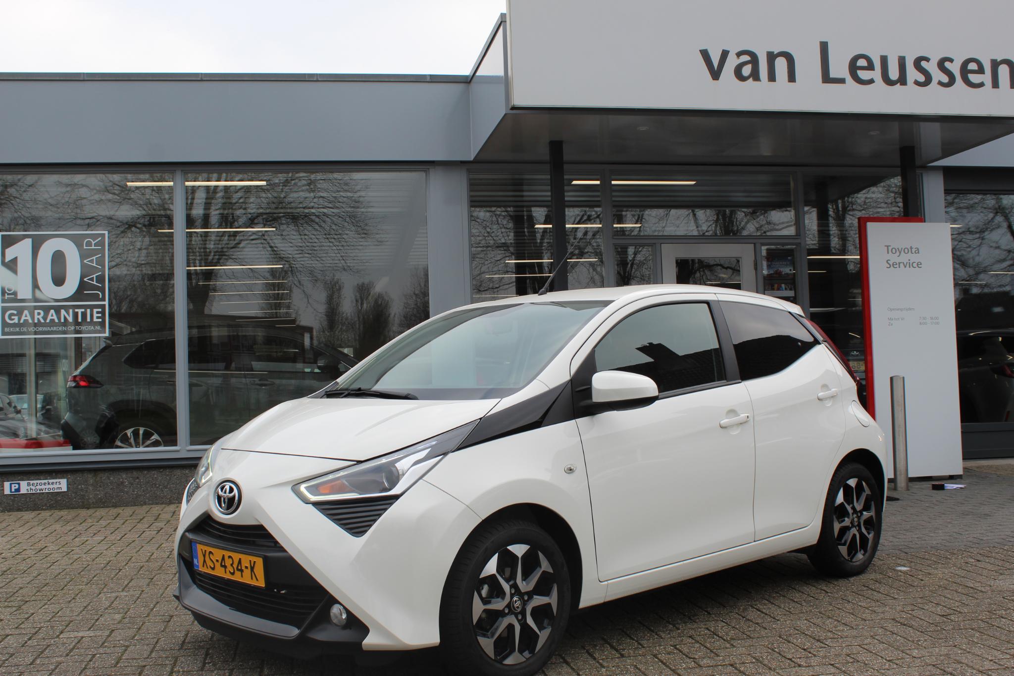 Toyota Aygo X-JOY 5-DEURS APPLE/ANDROID ALL-SEASON CLIMA CAMERA PRIVACY-GLASS 16"LM-VELGEN BLUETOOTH