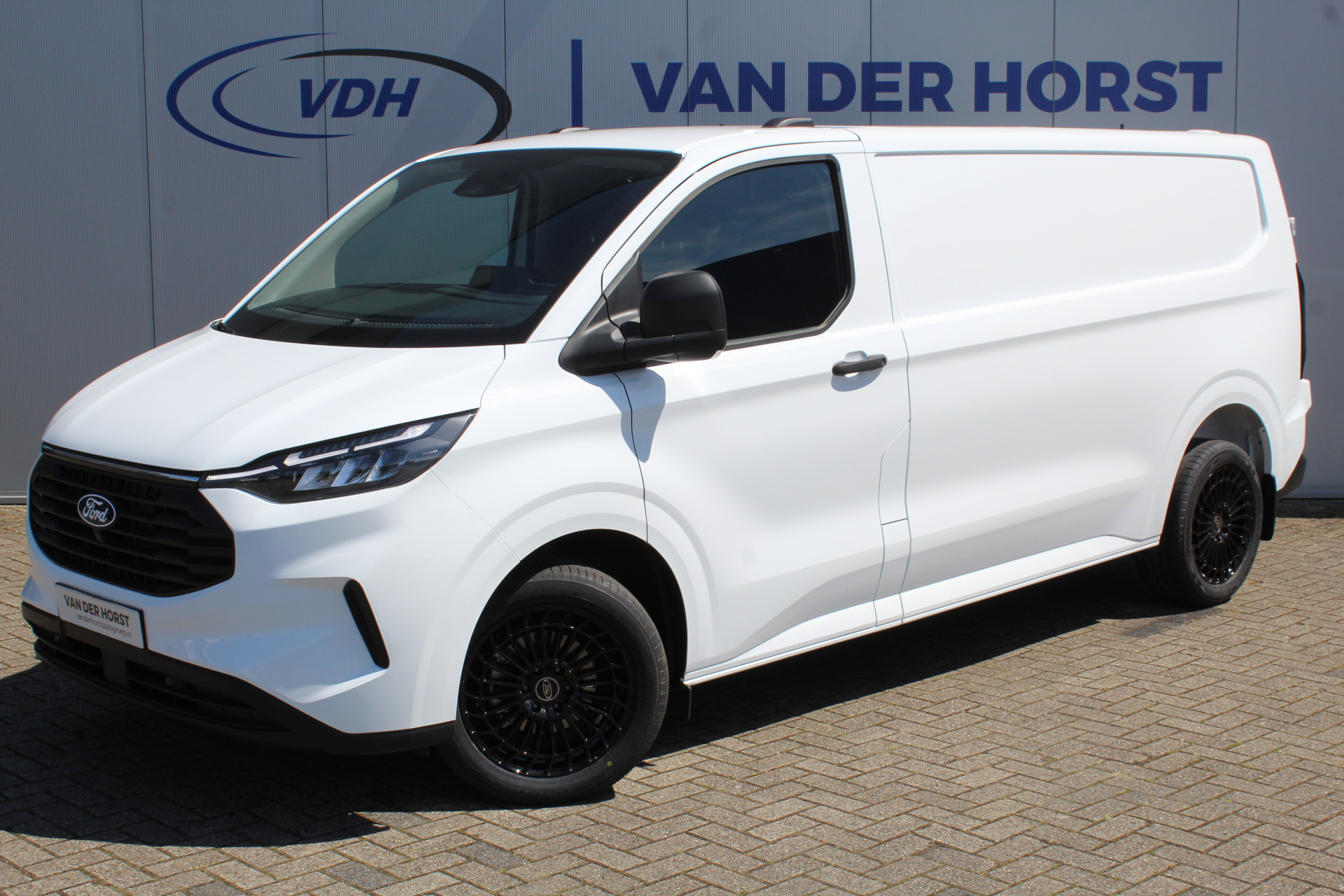 Ford Transit Custom 300 2.0-136pk EcoBlue L2H1 Trend. Overtuig u van de kwaliteiten van dit nieuwe model Ford Transit Custom ! Camera, LED koplampen, Cruise Control, Aut. Airco, App Connect, Winterpack.