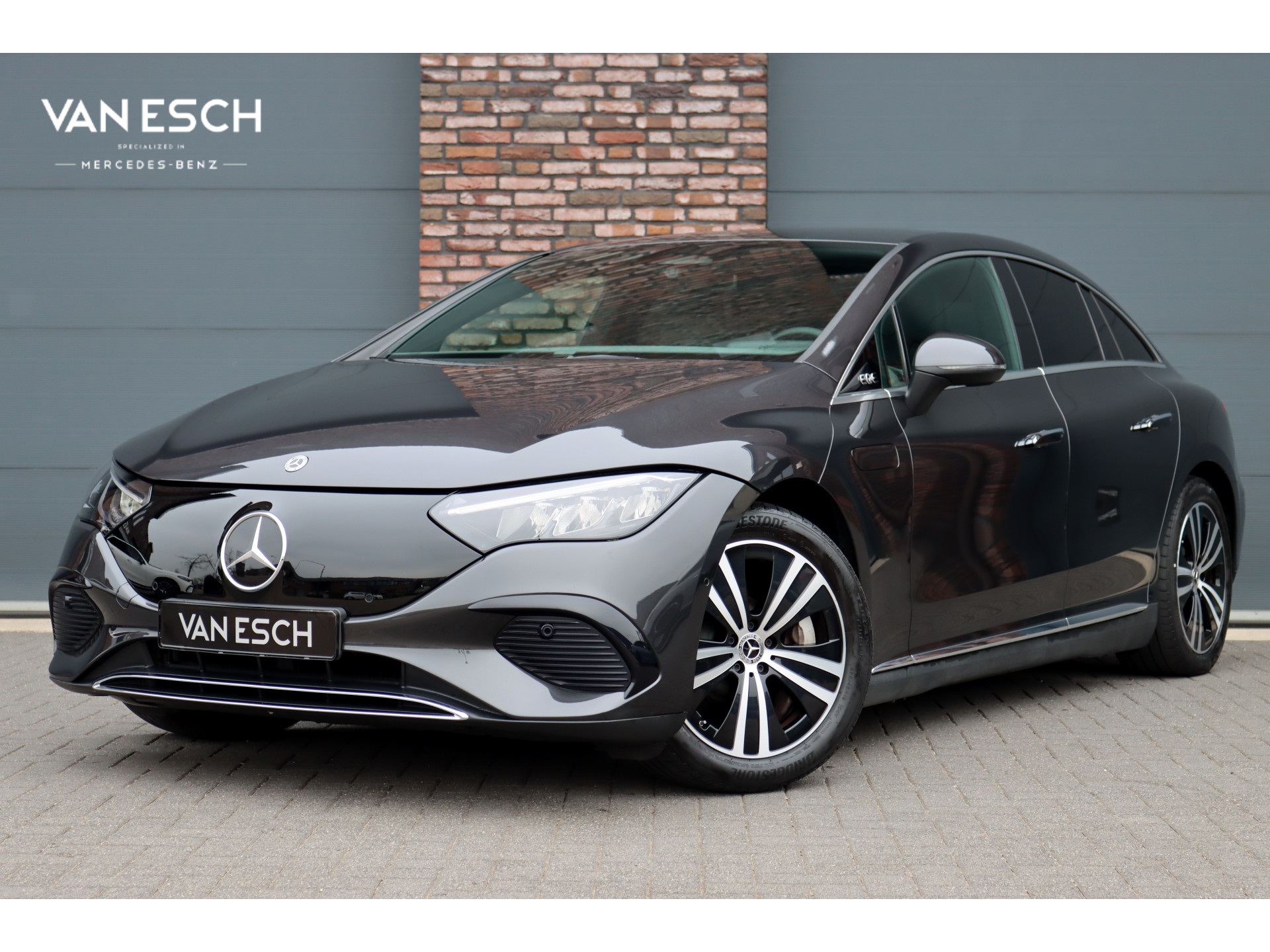Mercedes-Benz EQE 300 Luxury Line 89 kWh | Distronic | Verwarmd Stuurwiel | Memory | Leder | Warmtepomp | Camera | Apple Carplay/Android Auto | High Perf. LED |