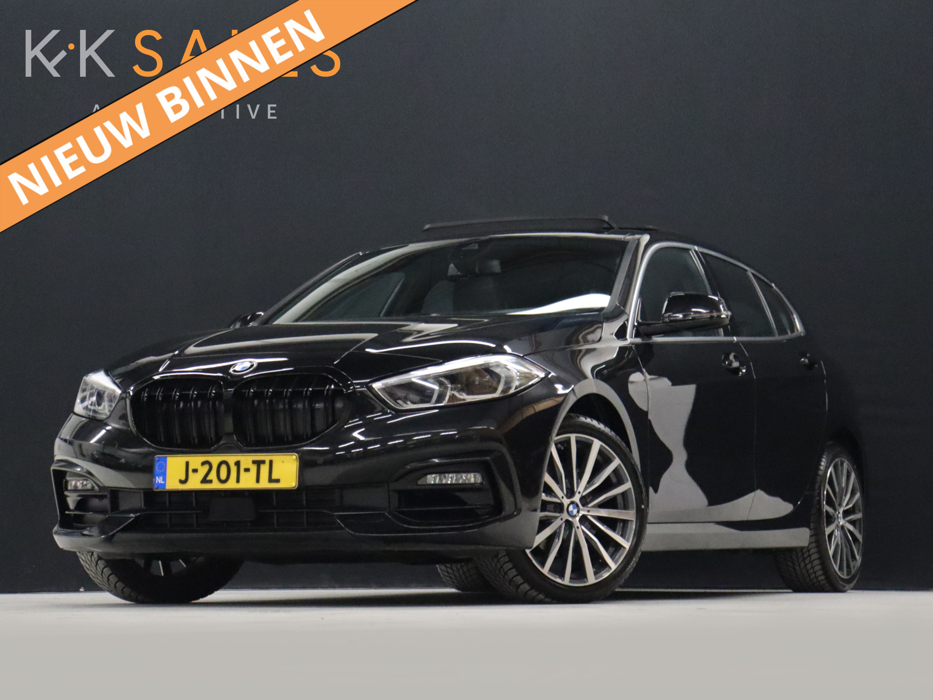 BMW 1 Serie 118i M-Sport [SCHUIFKANTELDAK, APPLE CARPLAY, ANDROID, M-STUUR, SFEERLICHT, CAMERA, 18 INCH VELGEN, STUUR- EN STOELVERWARMING, CRUISE, ALARM KLASSE 3, NIEUWSTAAT]