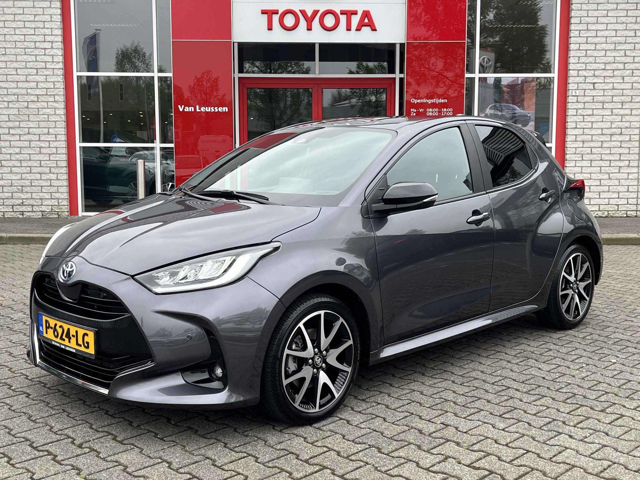 Toyota Yaris 1.5 HYBRID EXECUTIVE STOELVERW BLIND-SPOT PARK-SENSOREN NAVI APPLE/ANDROID 17" LM-VELGEN NL-AUTO