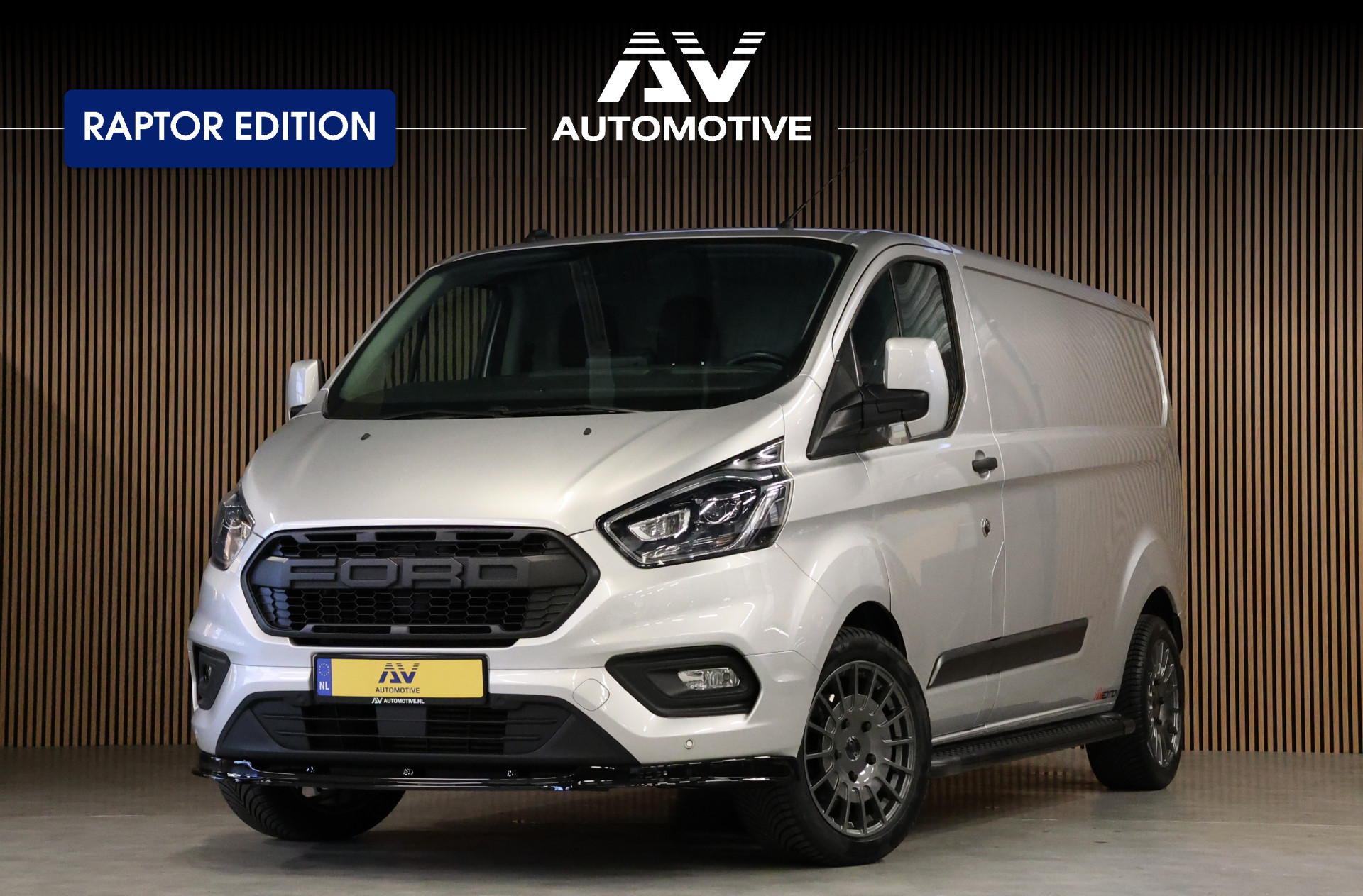Ford Transit Custom 320 2.0 TDCI L2H1 Raptor Edition | Bi-Xenon | CarPlay | Navigatie | Camera | Stoelverwarming | Dodehoek detector | Lane Assist | DAB | Werkplaatsinrichting | 3-Zitter | Dealer onderhouden | Nieuwe APK