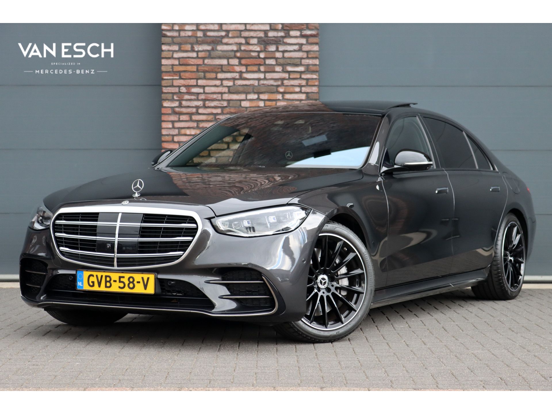 Mercedes-Benz S-Klasse 580 e 4MATIC Lang AMG Line Aut9 | Airmatic | Chauffeurspakket | Koelbox | Massage V+A | MBUX Tablet | Burmester High End | Vlakkenverwarming | Zonweringspakket | Luchtreinigingspakket |