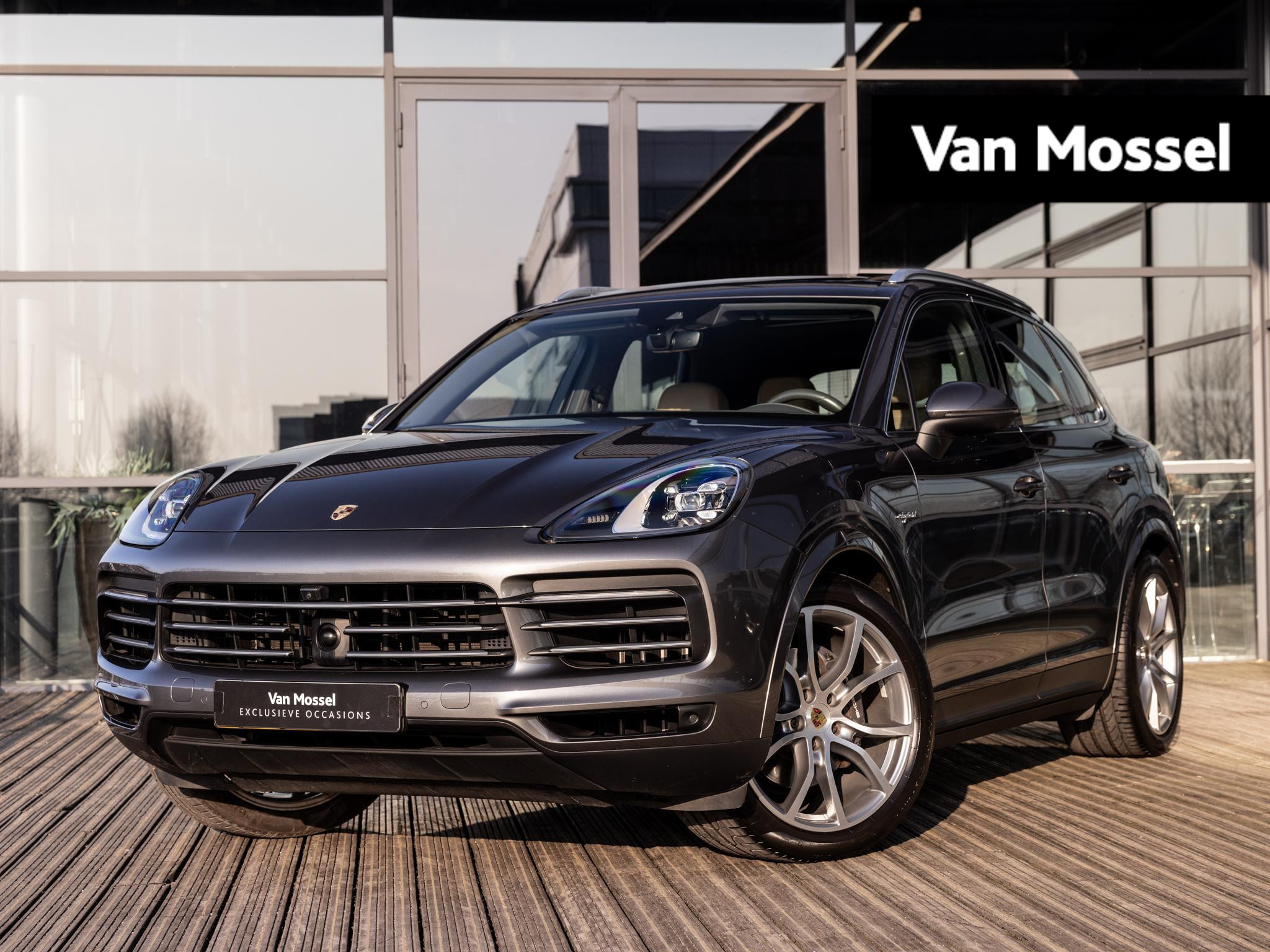 Porsche Cayenne 3.0 E-Hybrid | SPORTCHRONO | PASM LUCHTVERING | ADAPTIVE CRUISE CONTROL | SOFTCLOSE | PANORAMA/SCHUIF-KANTELDAK | 14-WEG STOELEN | BOSE | ELEKTR.TREKHAAK | 360 CAMERA | NL AUTO | 1E EIGENAAR |