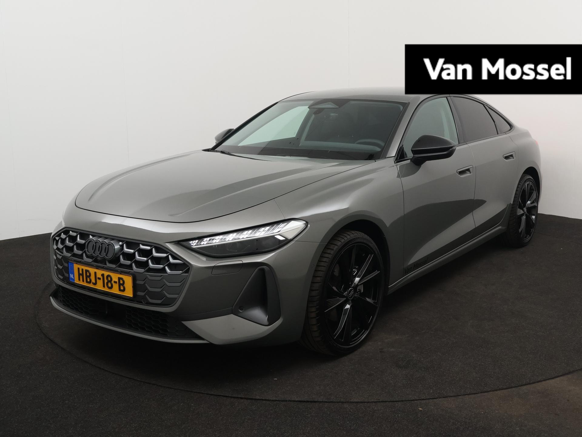Audi A5 Limousine 35 TFSI First Edition 150 PK | Demo | Automaat | Navigatie | Camera | Adaptive Cruise Control | Zwart Leder | Optiek Pakket Zwart Plus | Stoelverwarming | Virtual Cockpit | Elektrische stoelen | Lichtmetalen velgen | Privacy glass |