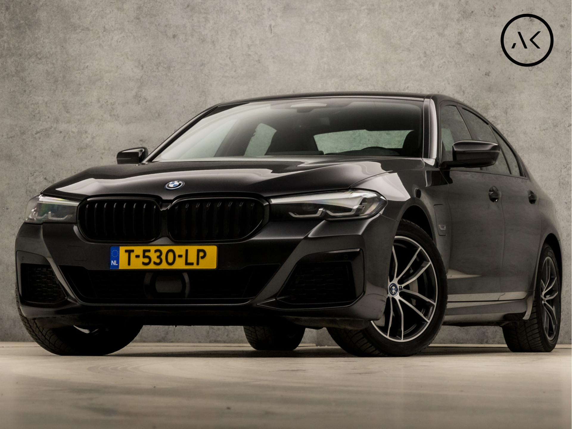 BMW 5 Serie 530e xDrive M Sport 293Pk Automaat (APPLE CARPLAY, M PAKKET, ADAPTIVE CRUISE, SFEERVERLICHTING, STUUR/STOELVERWARMING, SPORTSTOELEN, LEDER, TREKHAAK, CAMERA, NIEUWSTAAT)