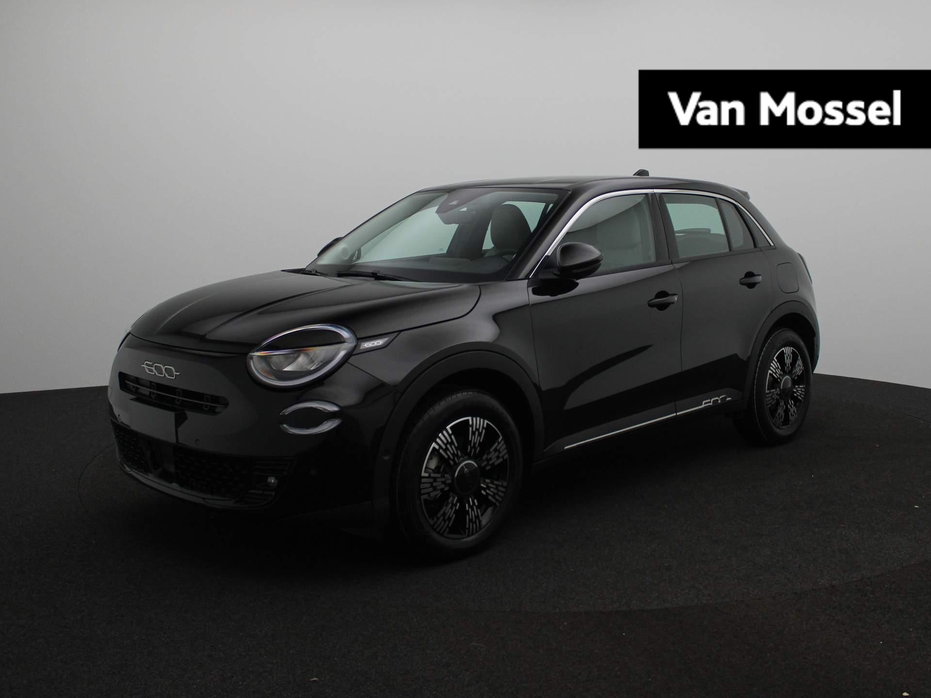 Fiat 600 600e Urban 54 kWh | Direct leverbaar | Achteruitrijcamera | 17'' LM Velgen | Stoelverwarming | Pack Comfort | Pack Style | Apple Carplay/Android Auto draadloos |