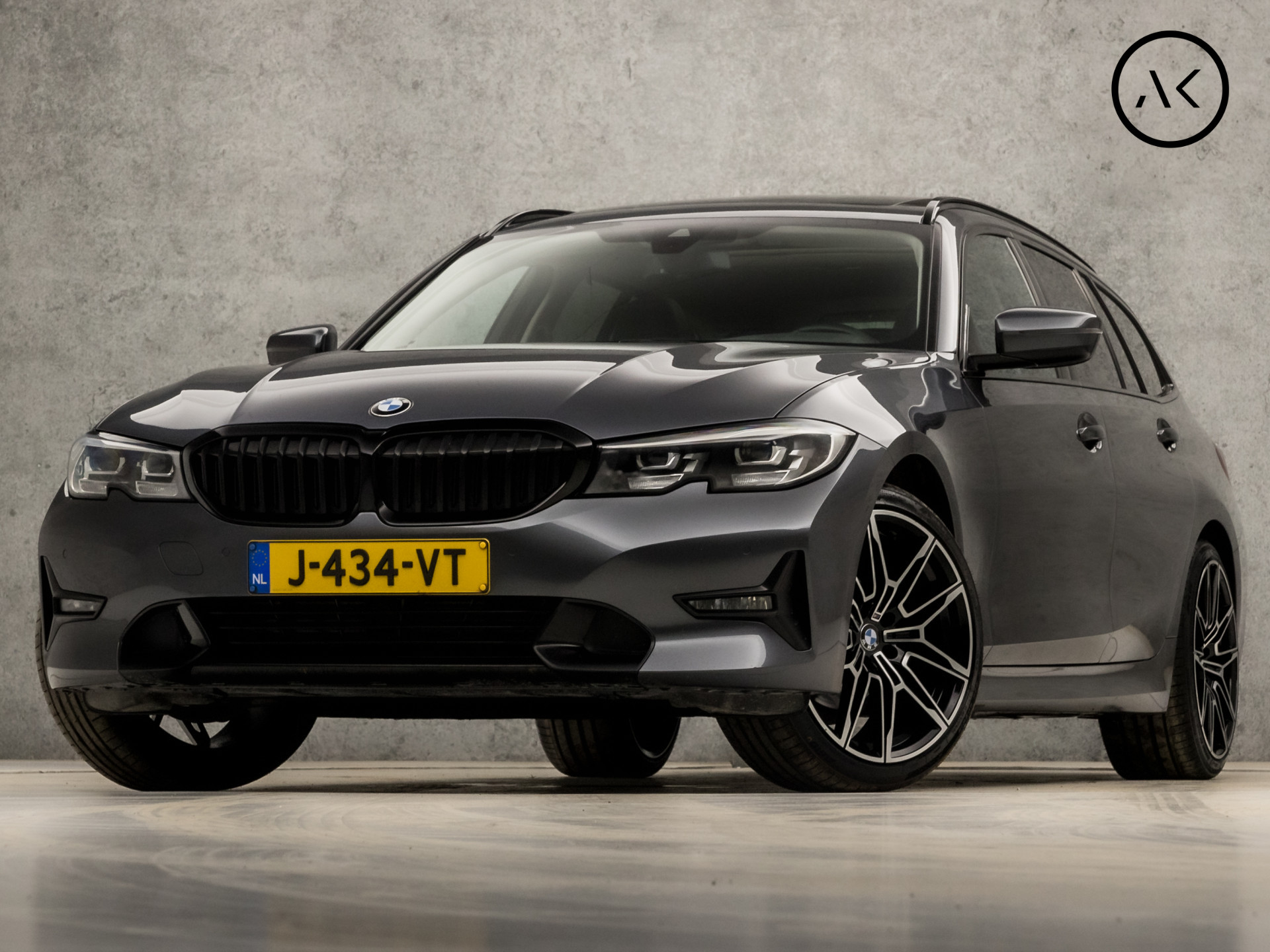 BMW 3 Serie Touring 318i Executive Sportline 157Pk Automaat (PANORAMADAK, APPLE CARPLAY, GROOT NAVI, DEALER ONDERHOUDEN, LEDEREN SPORTSTOELEN, ELEK ACHTERKLEP, TREKHAAK, GETINT GLAS, NIEUWSTAAT)