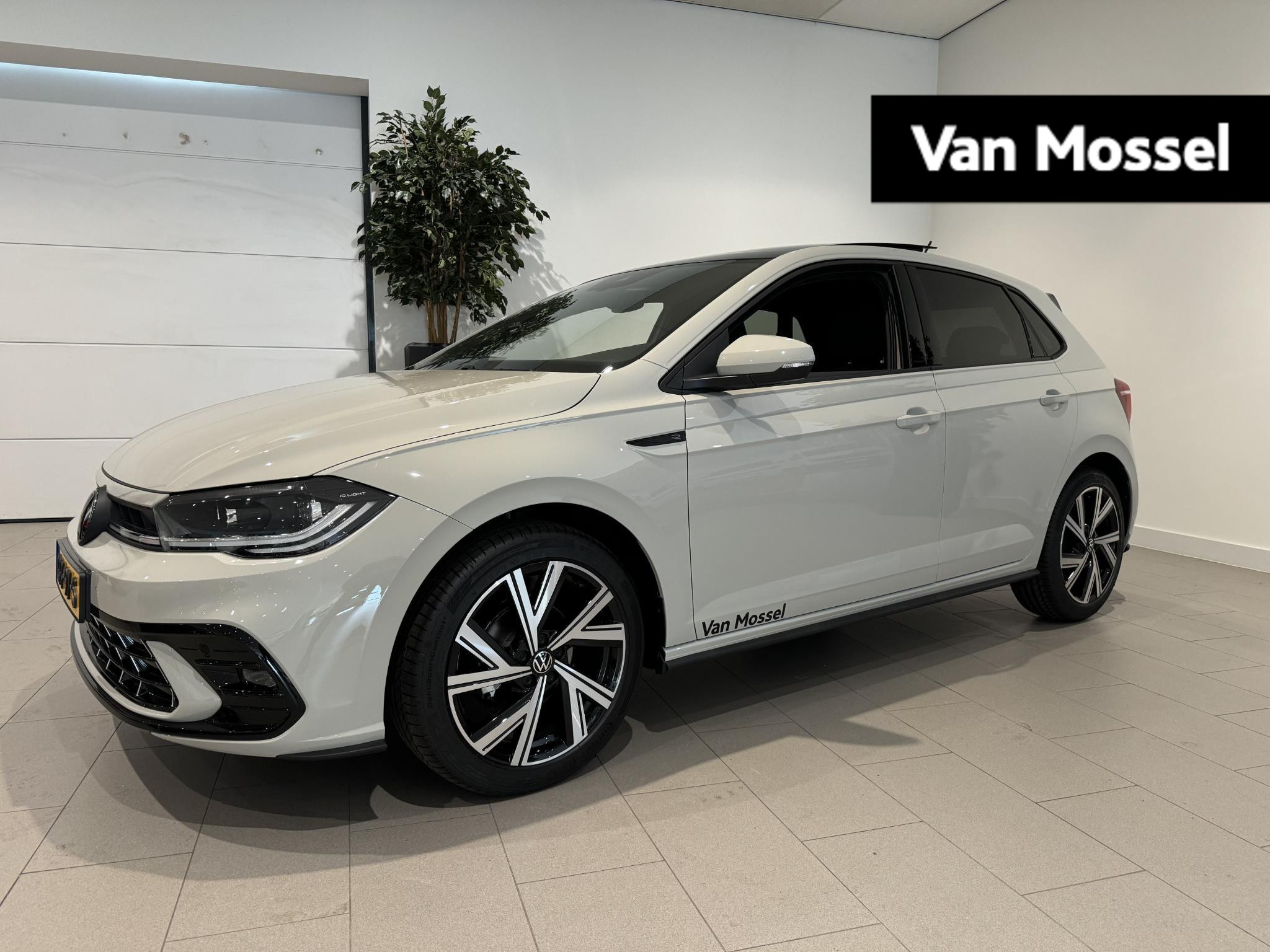 Volkswagen Polo 1.0 TSI R-Line Business 95 PK DSG | Automaat | Navigatie | App-connect | Parkeersensoren | Panorama dak | IQ Light | Achteruitrijcamera | 17 Inch lichtmetaal |