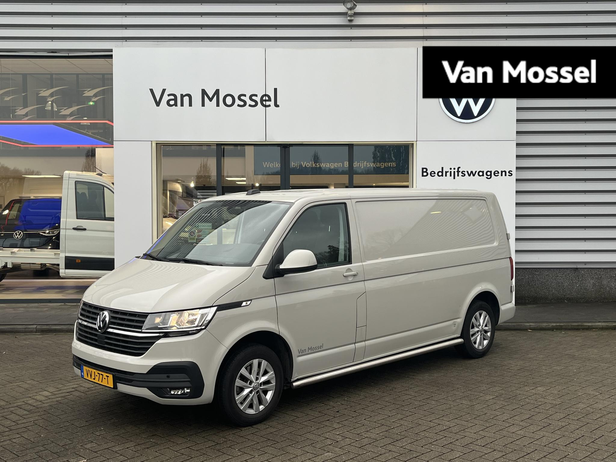 Volkswagen Transporter 2.0 TDI 110 pk L2H1 Highline | Airco | Trekhaak | Multifunctioneel stuur | Cruise control | Radio | Parkeerhulp voor +achter |