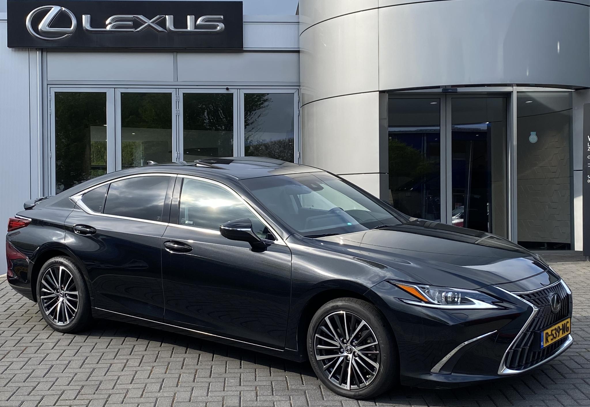 Lexus ES 300h Business Line NL-AUTO NWE MODEL BLIND-SPOT STUURVERW STOELVERW APPLE CARPLAY/ ANDROID AUTO